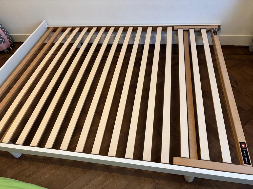 Swiss made bed -160x205 cm-can be lifted up-matress included, Ophalen, Wit, Tweepersoons, Zo goed als nieuw
