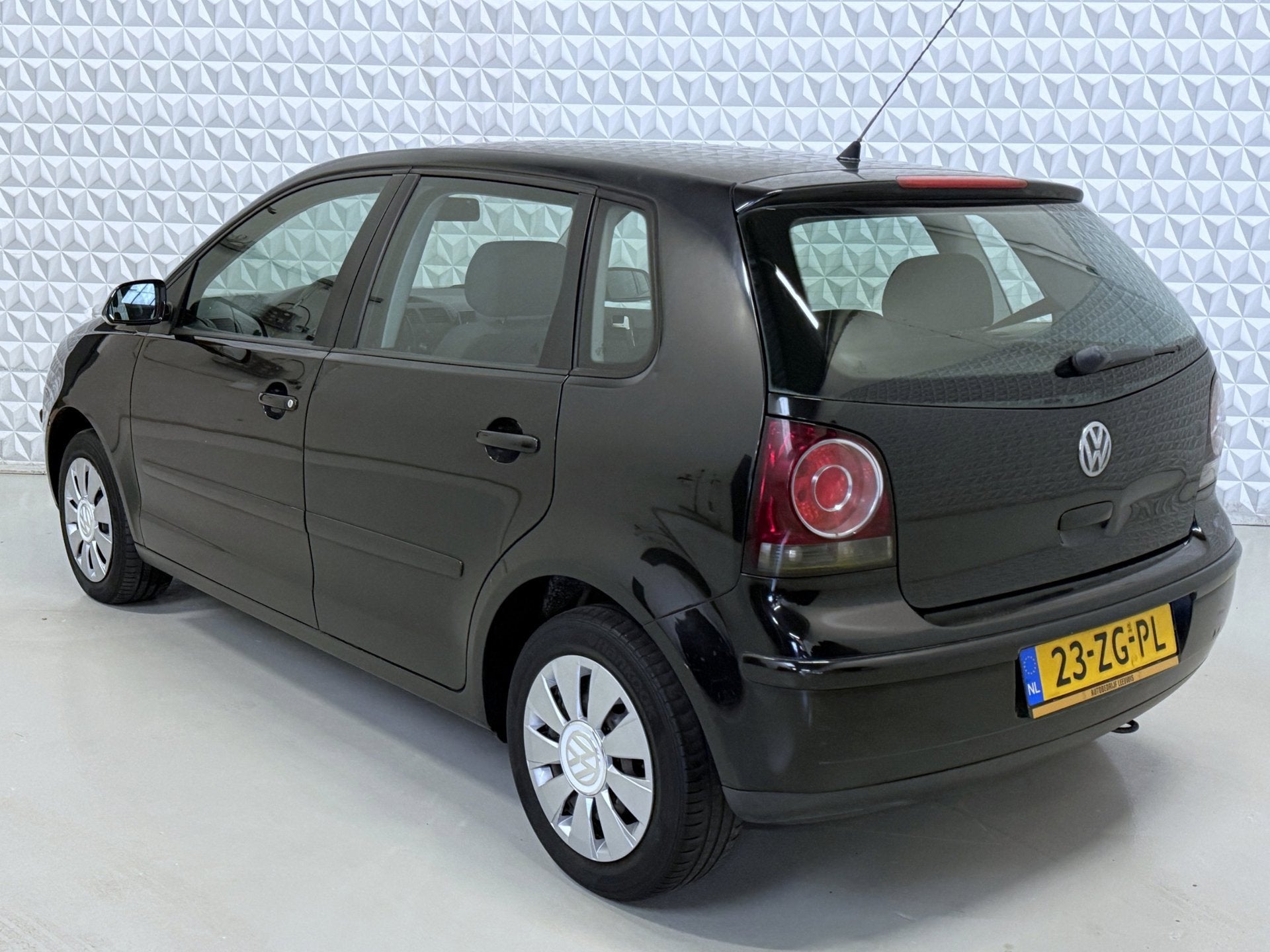 Volkswagen Polo 1.4-16V 5drs Optive met APK tot 18-04-2027!, Voorwielaandrijving, Dealer onderhouden, 4 cilinders, Zwart