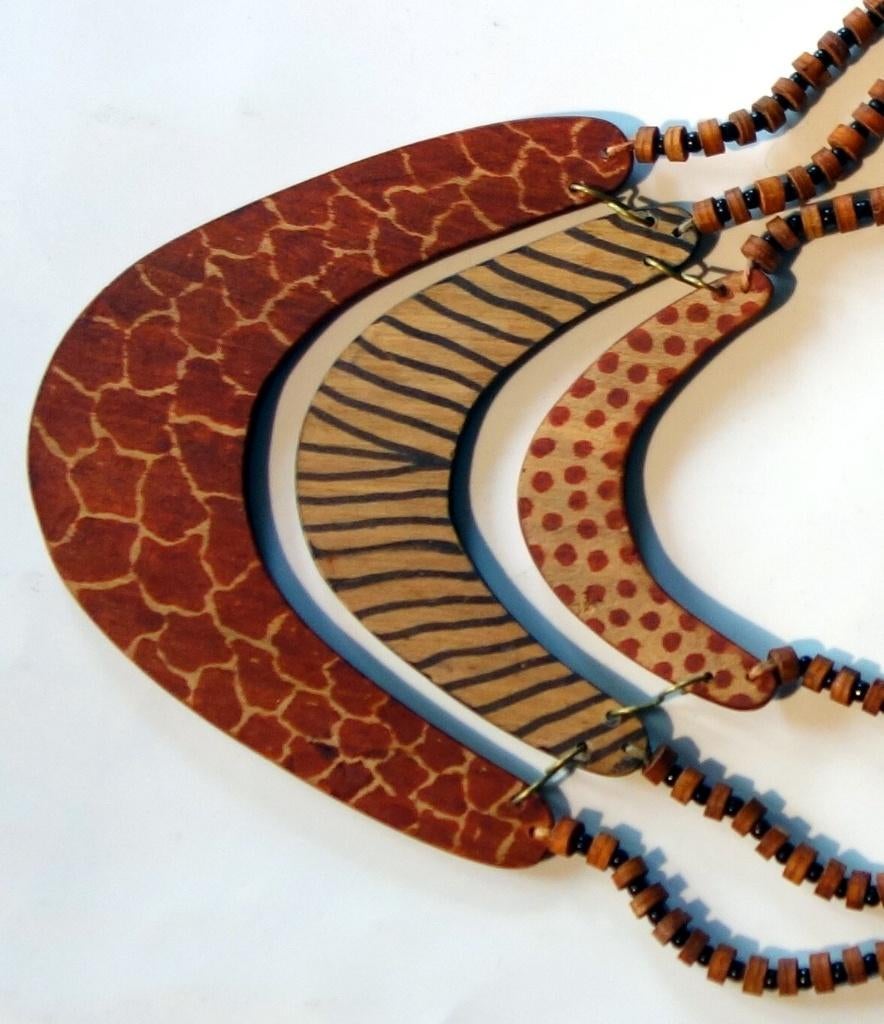 Kenya, houten safari ketting met vacht motieven en oorbellen, Ophalen
