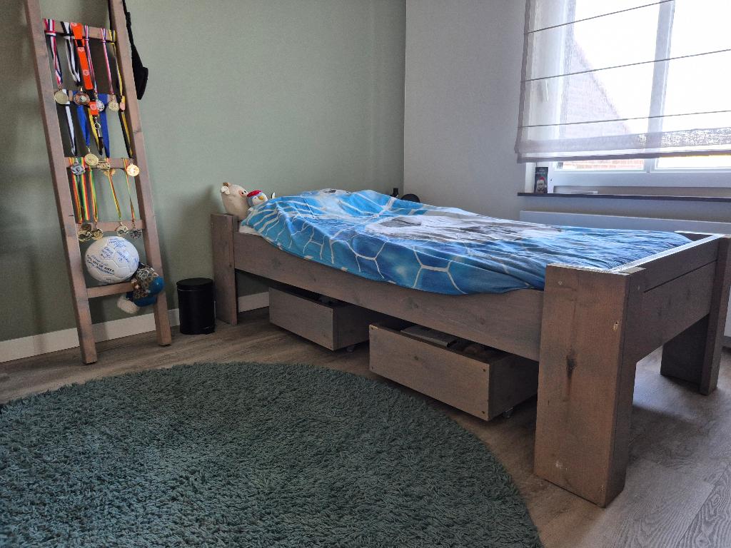1 persoons bed (steigerhout), Kinderen en Baby's, Ophalen, 85 tot 100 cm, Zo goed als nieuw, Matras