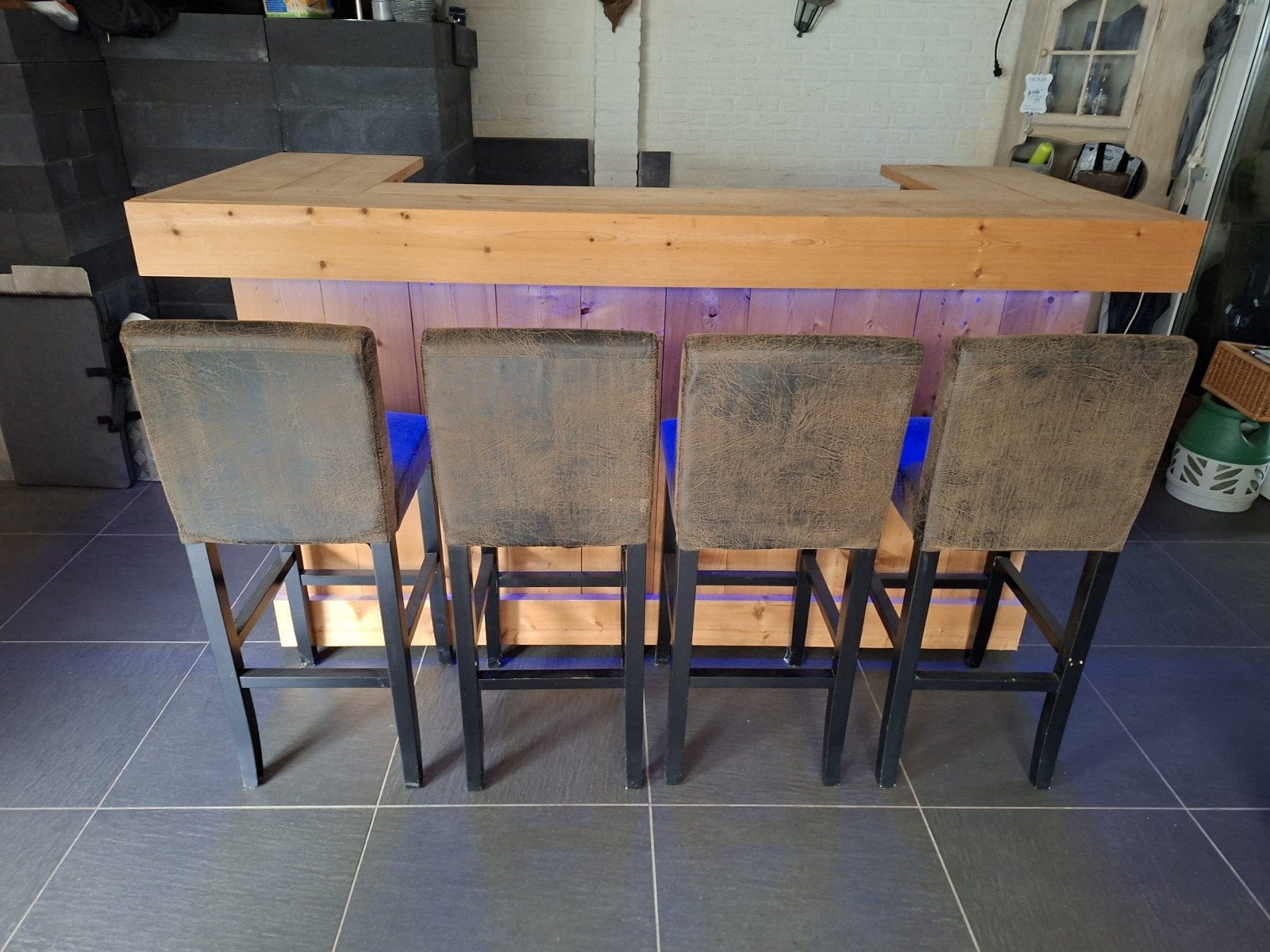 Houten bar met barkrukken en koelkast, Ophalen, Gebruikt, Inclusief barstoelen