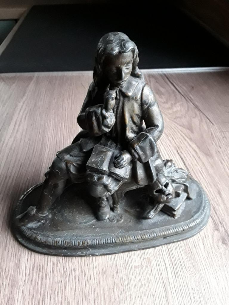 Antiek Bronzen Beeldje van Zittende Jongen met Boek, Minder dan 20 cm, Ophalen of Verzenden, Gepatineerd, Beeld