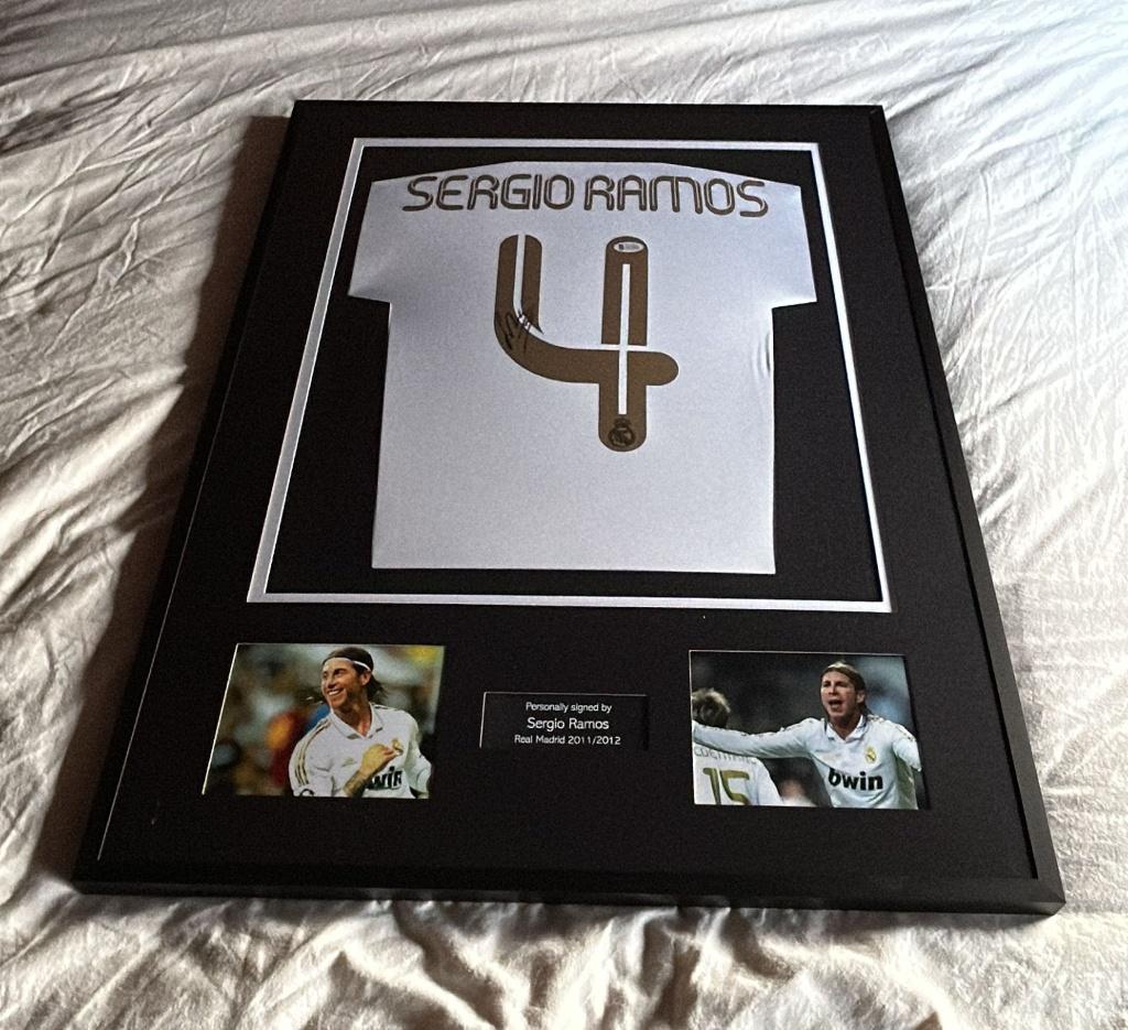 Ingelijst gesigneerd shirt Sergio Ramos, Maat L, Ophalen of Verzenden, Nieuw, Shirt