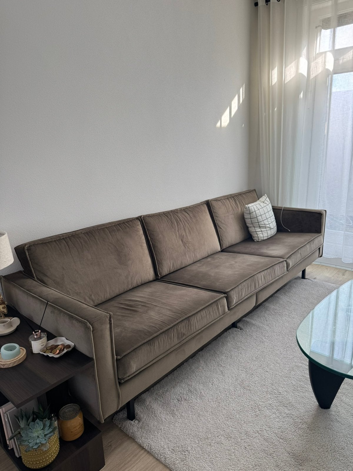 Velvet taupe bank, Huis en Inrichting, Banken | Bankstellen, Ophalen, 75 tot 100 cm, Vierpersoons of meer, 200 tot 250 cm