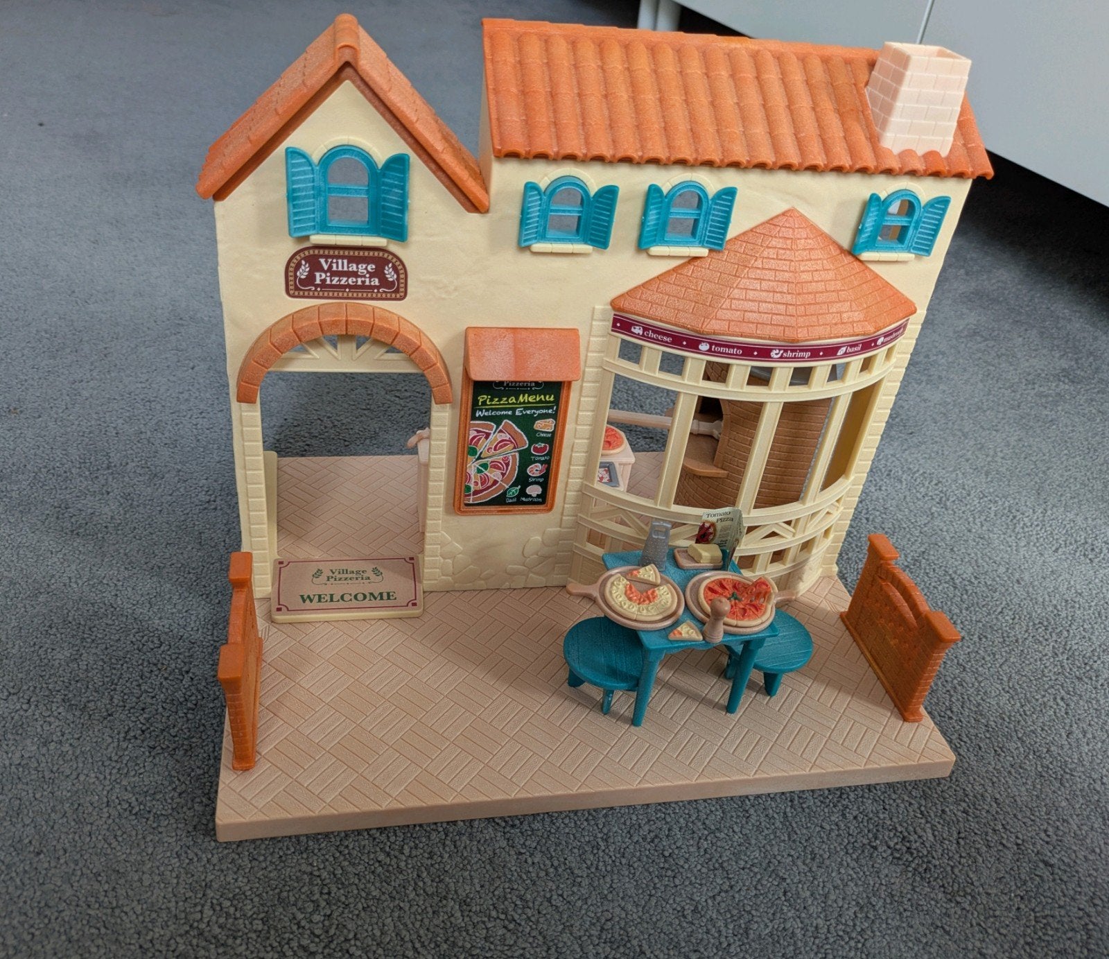 Sylvanian Families village pizzeria 5324 met doos, Ophalen of Verzenden, Zo goed als nieuw, Poppenhuis