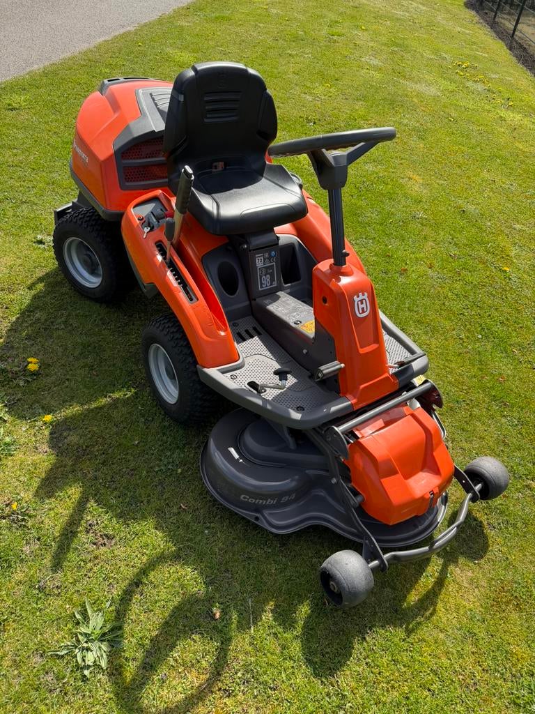 Zeer mooie husqvarna R214TC 2 cilinder zitmaaier frontmaaier, Ophalen of Verzenden, Zo goed als nieuw