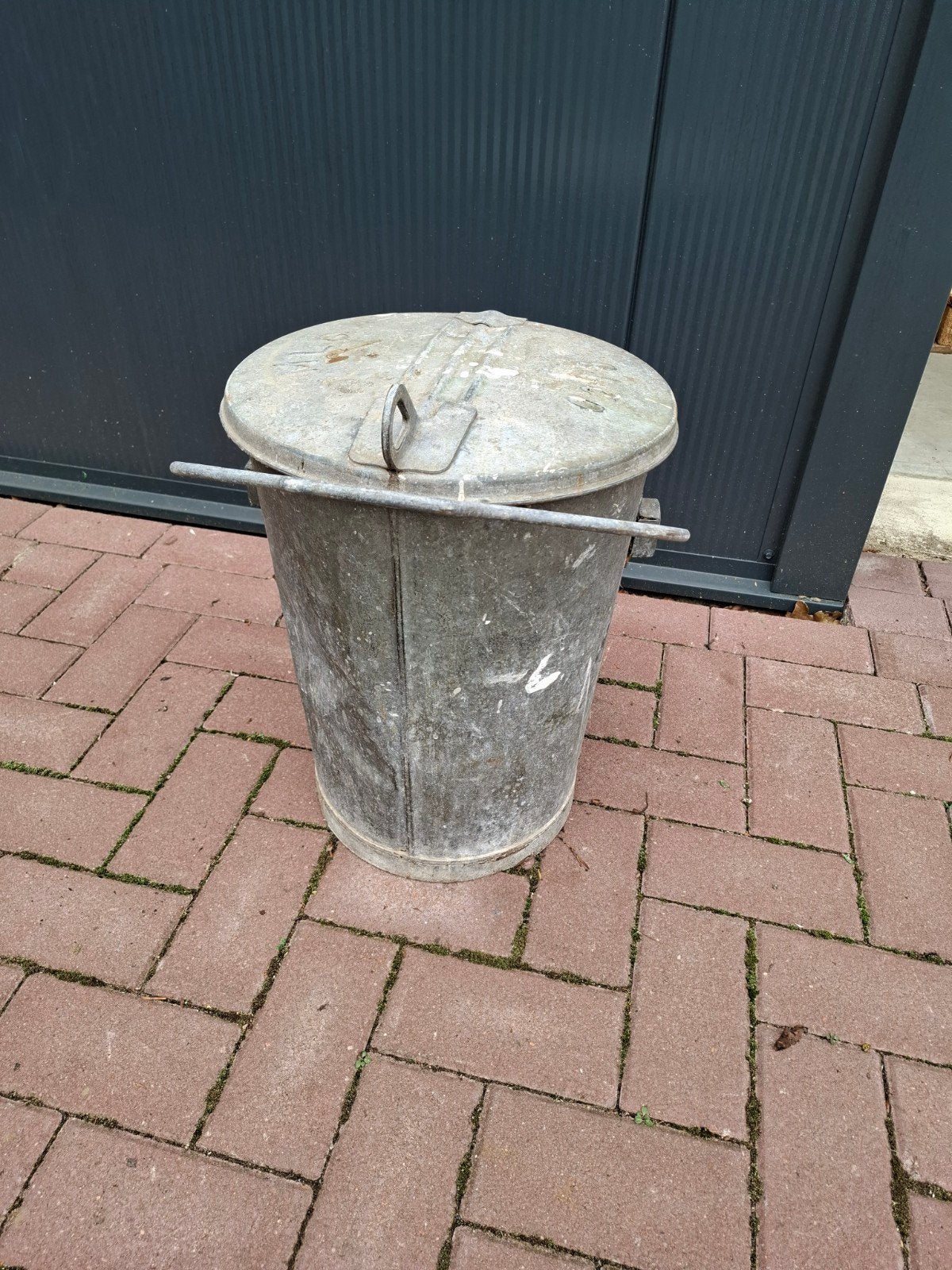 Vintage zinken vuilnisbak met deksel MLG (Maastricht), Ophalen