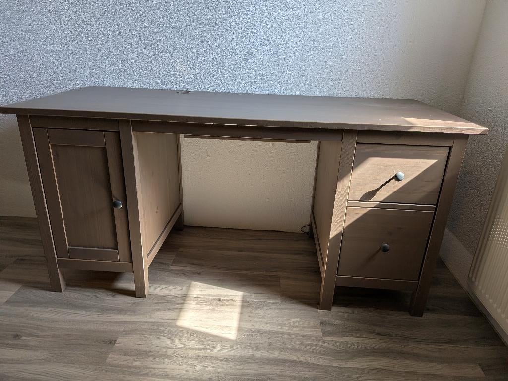 Hemnes bureau, Huis en Inrichting, Bureaus, Overige typen, Gebruikt, Hout, Bruin
