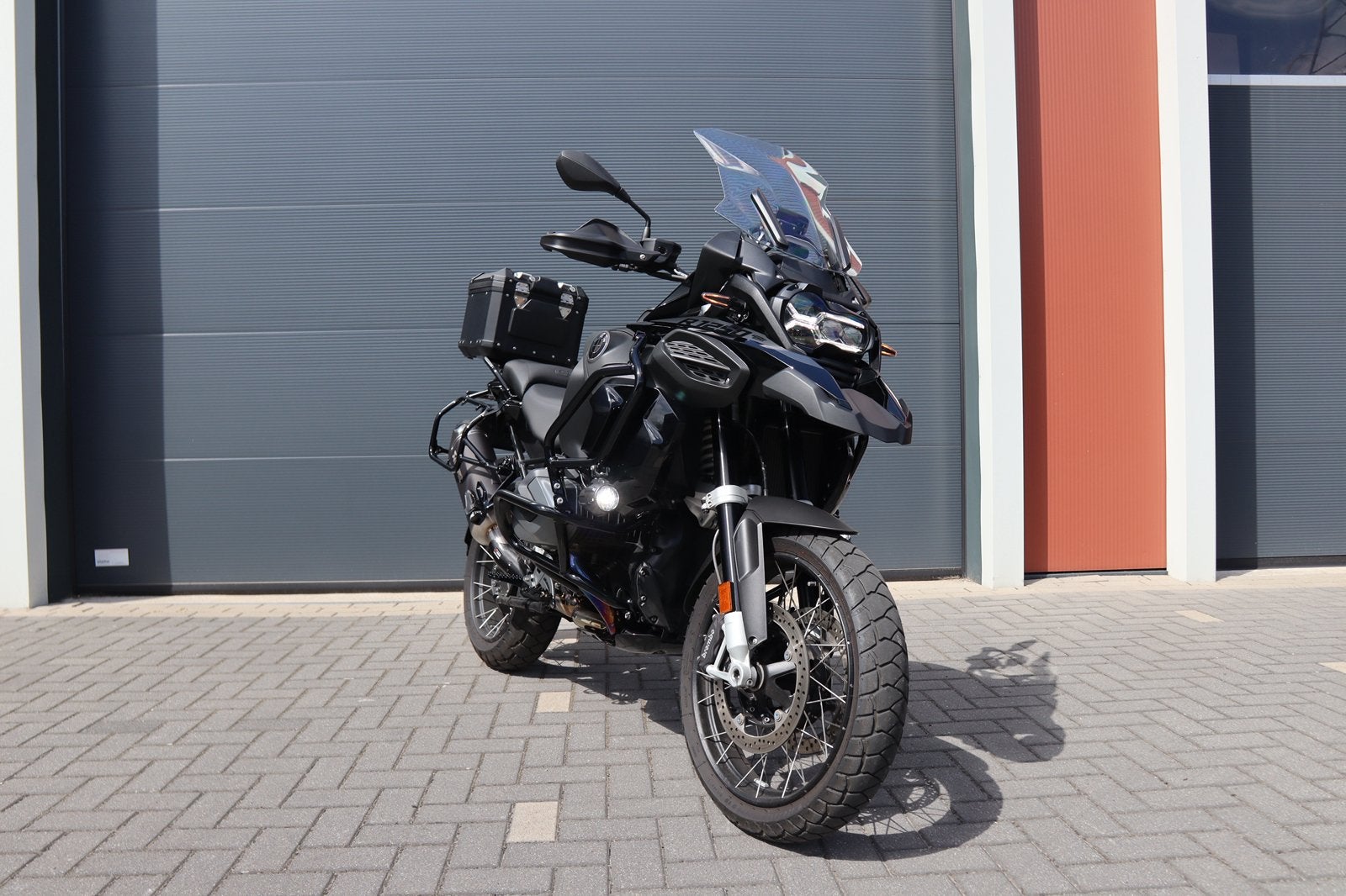 BMW R 1250 GS ADVENTURE 2024 TRIPLE BLACK AKRAPOVIC 6605 KM, 2 cilinders, Motorrijbewijs A, Meer dan 35 kW, Toermotor