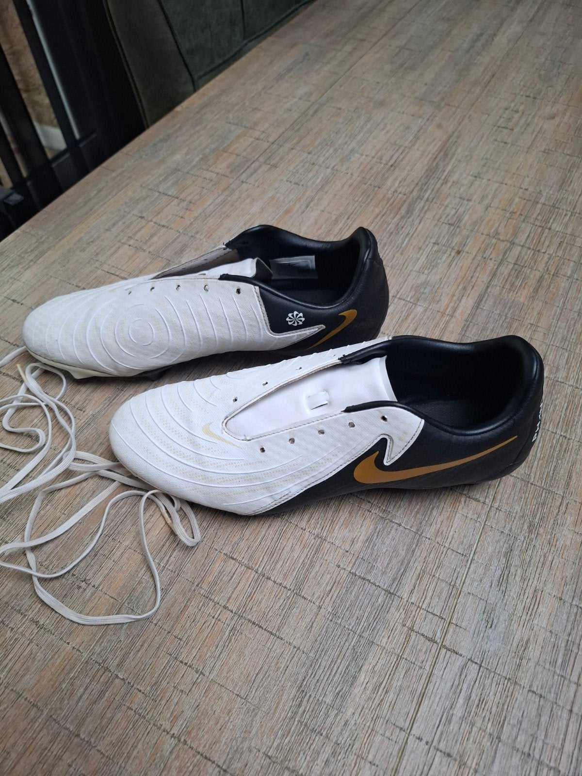 Nike voetbalschoenen - Wit/Zwart/Goud, Gebruikt, Maat XS of kleiner, Schoenen, Ophalen of Verzenden