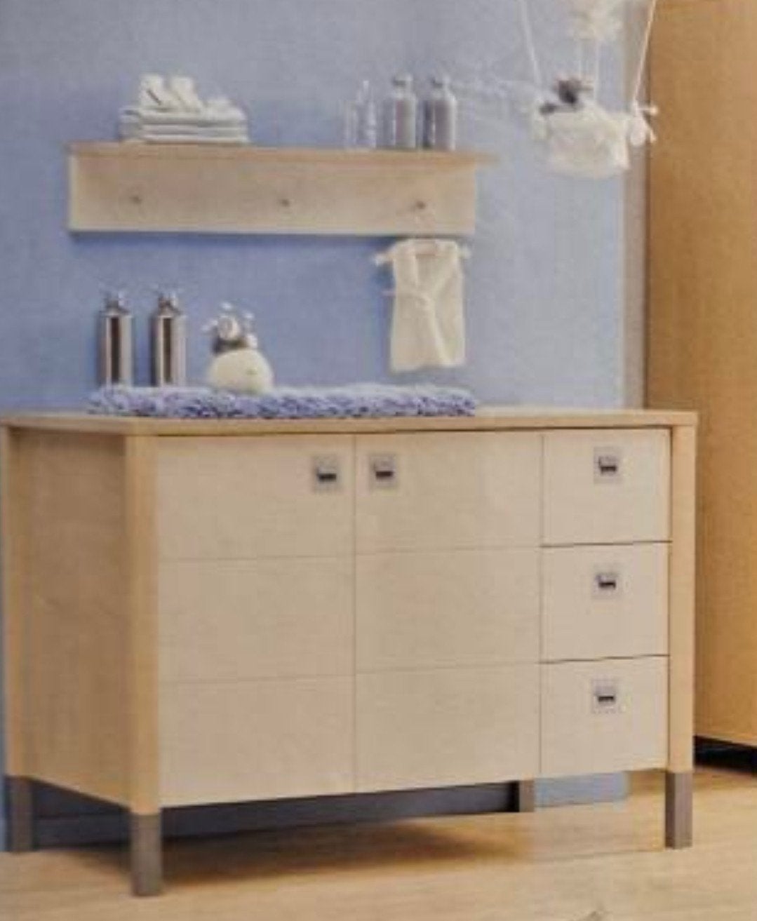 Commode/ Bureau van Vroomshoop te koop, Kinderen en Baby's, Kinderkamer | Commodes en Kasten, Ophalen, 50 tot 70 cm, Voetruimte
