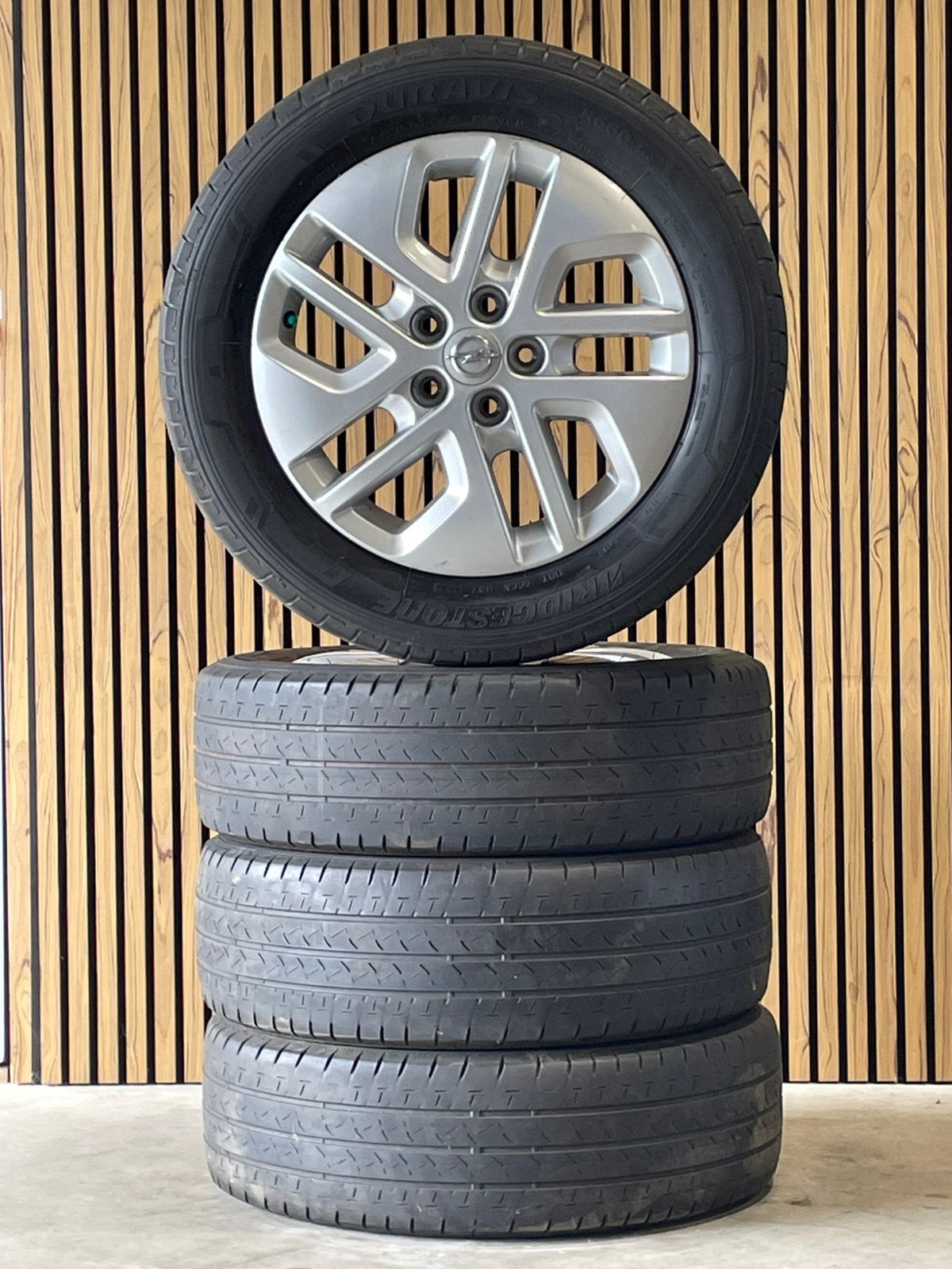 17 inch Opel Vivaro zomerset Bridgestone, Ophalen, Banden en Velgen, 17 inch, Zomerbanden
