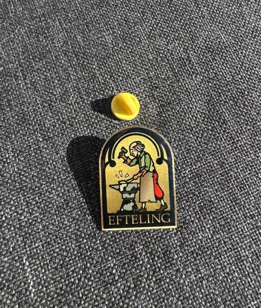 Efteling pin Smidje - Zeldzaam verzamelobject, Verzamelen, Efteling, Ophalen of Verzenden, Zo goed als nieuw, Button of Speldje