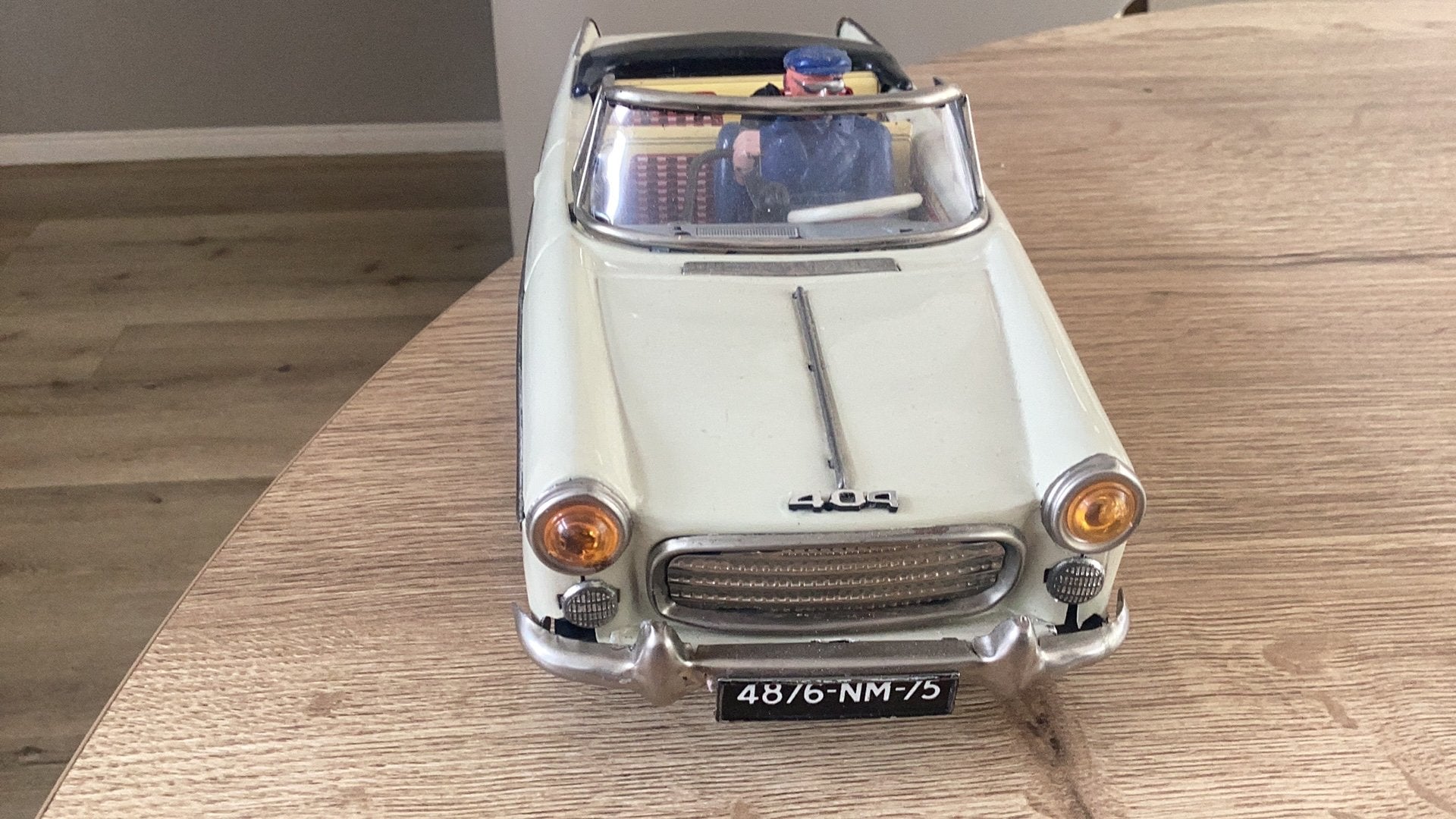 Blikken Peugeot 404 cabriolet met chauffeur en telefoon, Ophalen of Verzenden