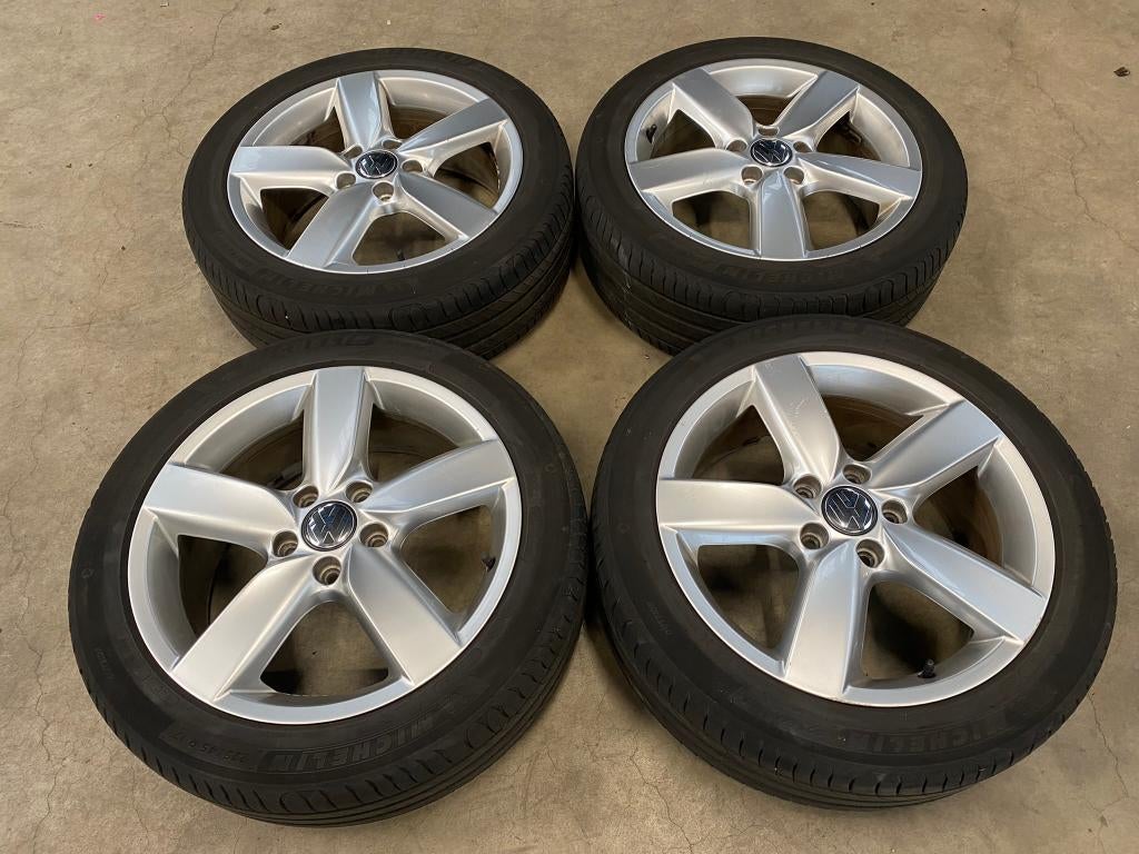 17 inch originele velgen + zomerbanden Volkswagen Golf, Auto-onderdelen, Banden en Velgen, Gebruikt, 17 inch, Ophalen of Verzenden