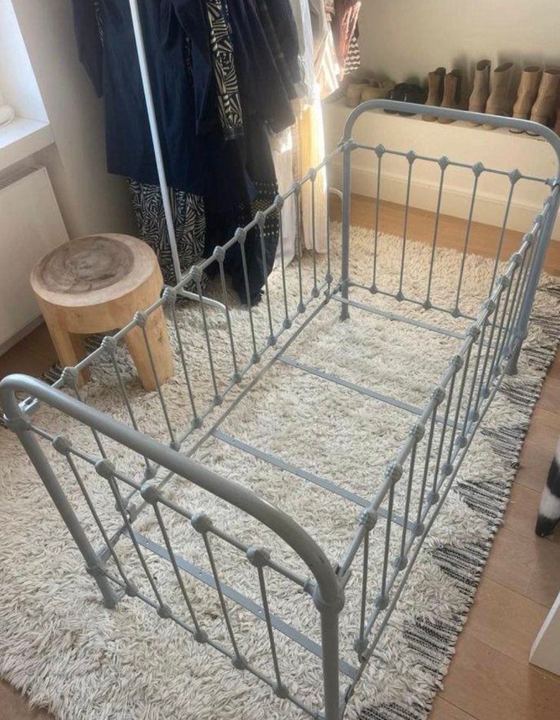 Vintage ledikant babybed gietijzer spijlen grijs, Kinderen en Baby's, Ophalen, Zo goed als nieuw, Ledikant
