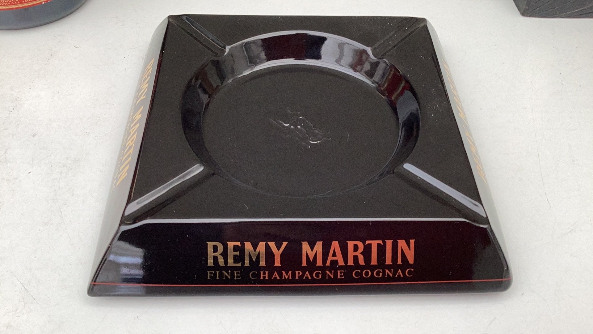 Remy Martin grote keramische asbak, Verzenden, Zo goed als nieuw, Gebruiksvoorwerp