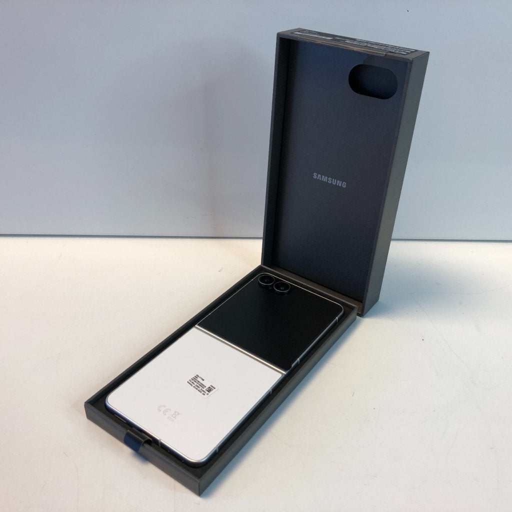 Samsung Galaxy Z Flip 8 256GB Cream | Ongebruikt!, Samsung, Nieuw, Support@Samsung.com, 129, Samsung-ro, Yeongtong-gu
Suwon-si, Gyeonggi-do 16677
South Korea
