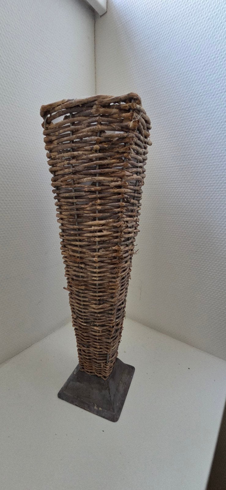 Decoratieve rieten vaas met metalen voet, Gebruikt, Bruin, Natuurlijk materiaal, Ophalen of Verzenden