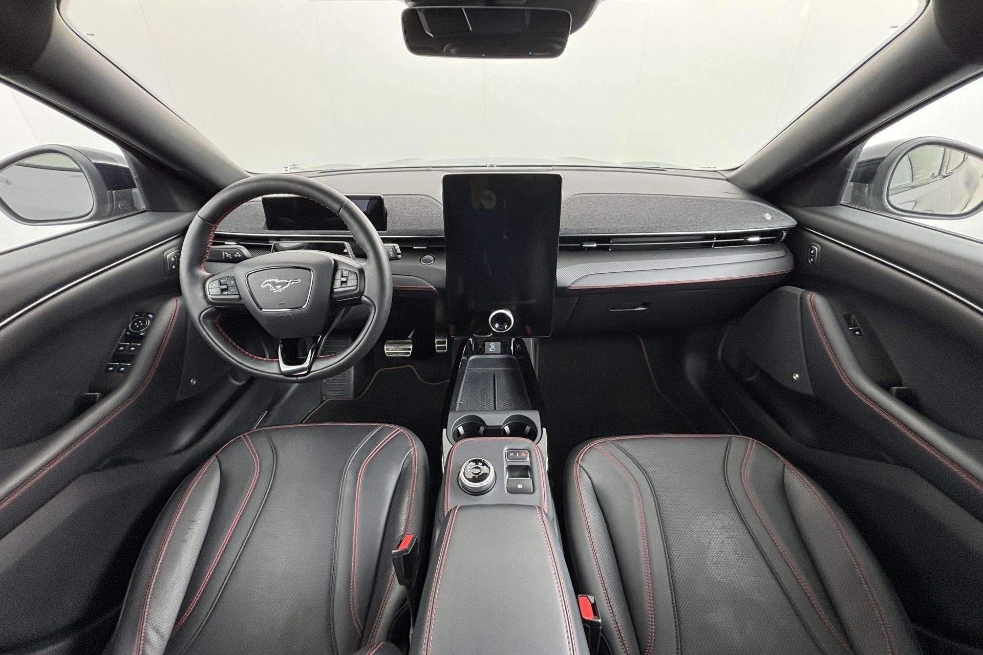 Ford Mustang Mach-E Extended AWD 98 kWh Volledig elektrisch, Automaat, Gebruikt, 750 kg, Automatische klimaatregeling