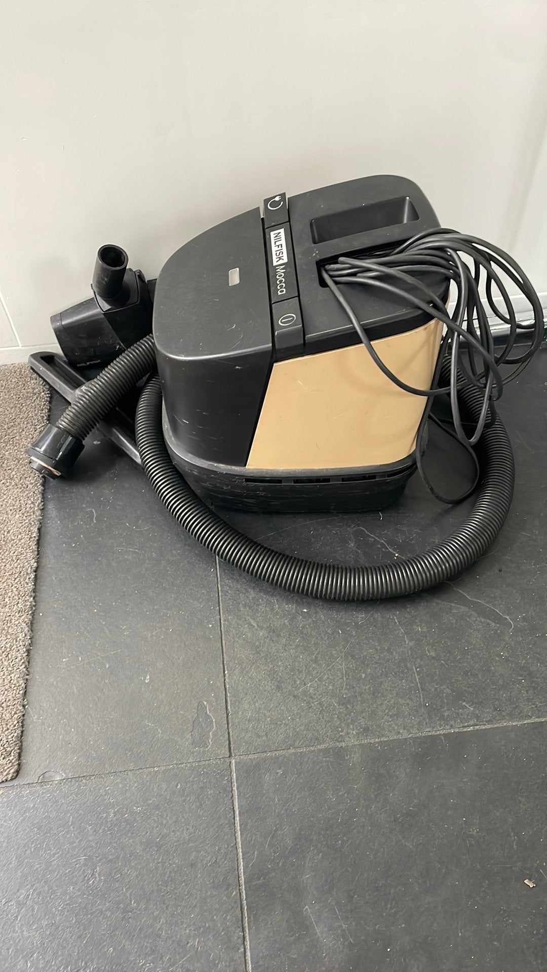 Nilfisk mocca stofzuiger met 11 mtr snoer, Overige merken, Gebruikt, Inclusief accessoires, 1200 tot 1600 watt