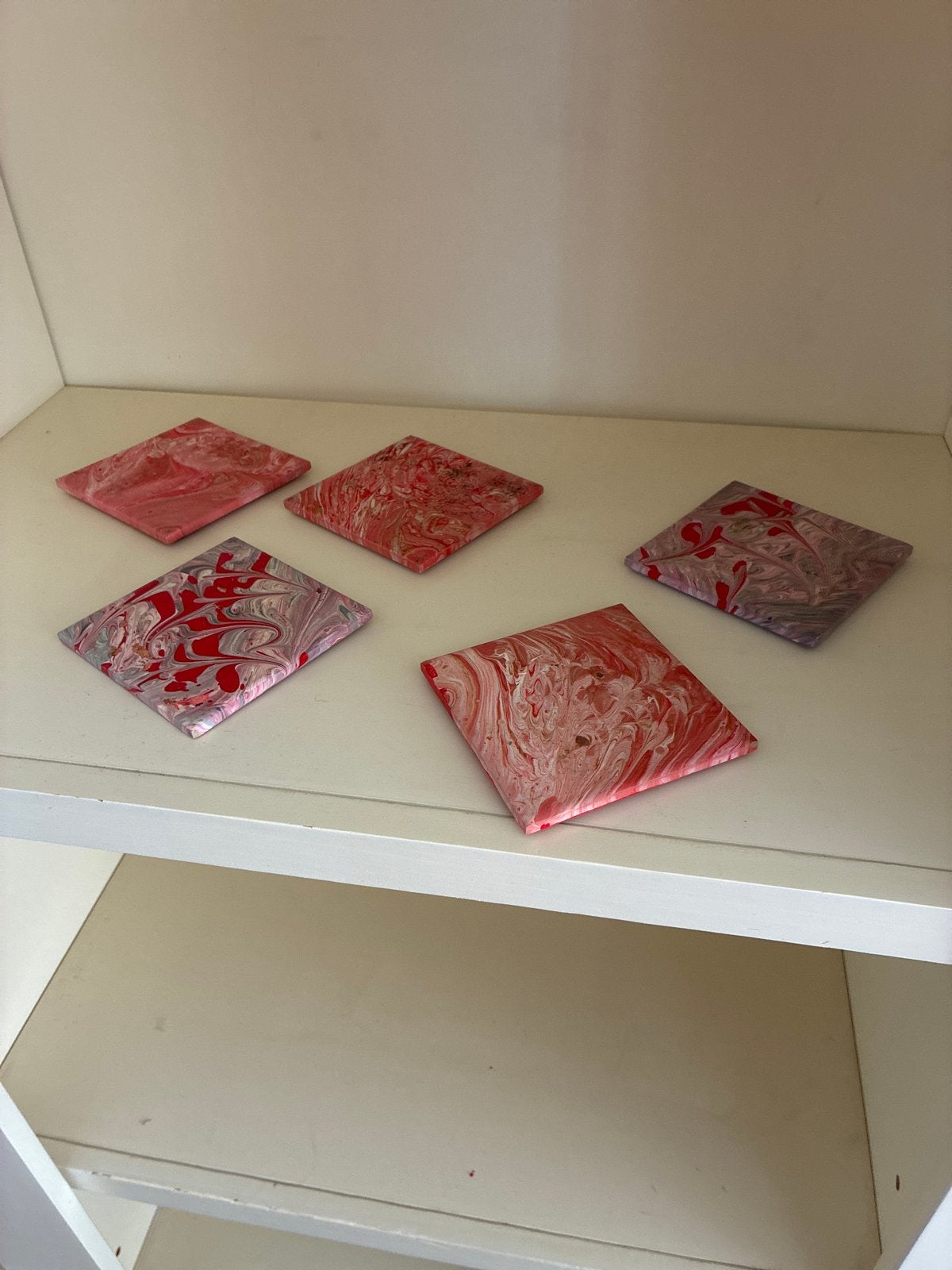 Set van 5 handgemaakte onderzetters, rood/roze marmer, Glasonderzetter, Ophalen of Verzenden, Zo goed als nieuw, Handgemaakt