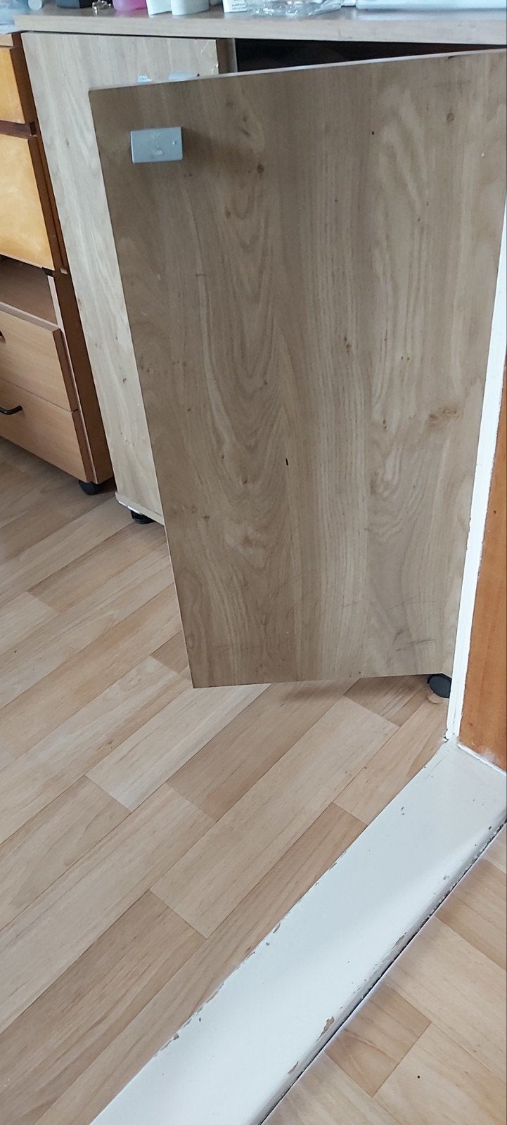 Houten kast met twee deuren en wieltjes, Ophalen, Gebruikt