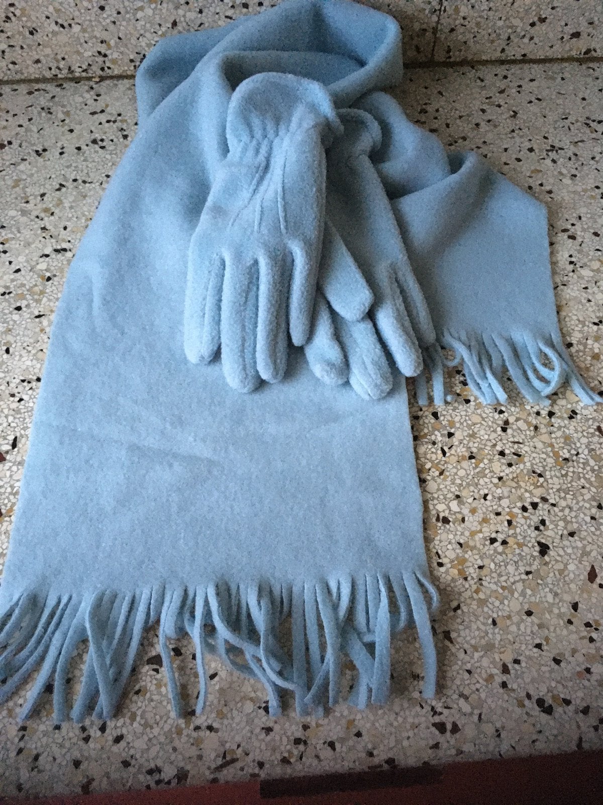 Zachtblauwe fleece sjaal met handschoenen — NIEUW, Ophalen of Verzenden, Nieuw, Maat 46/48 (XL) of groter, Sjaal