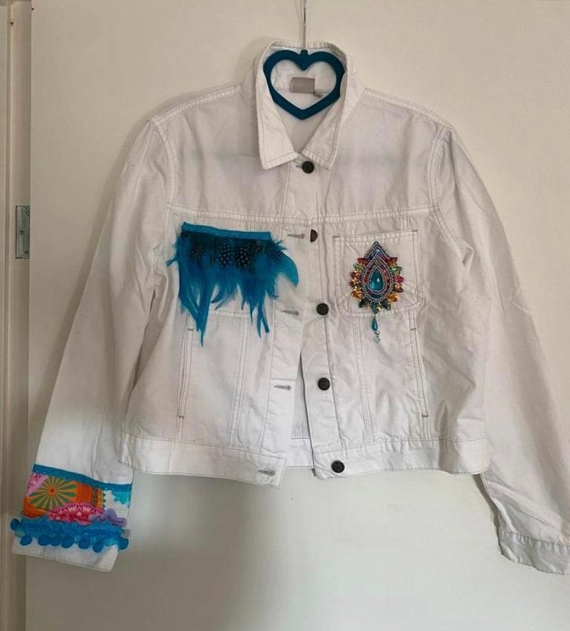 Uniek spijkerjack met veren en borduursels - Handgemaakt, Kleding | Dames, Ophalen of Verzenden, Zo goed als nieuw, Maat 42/44 (L)
