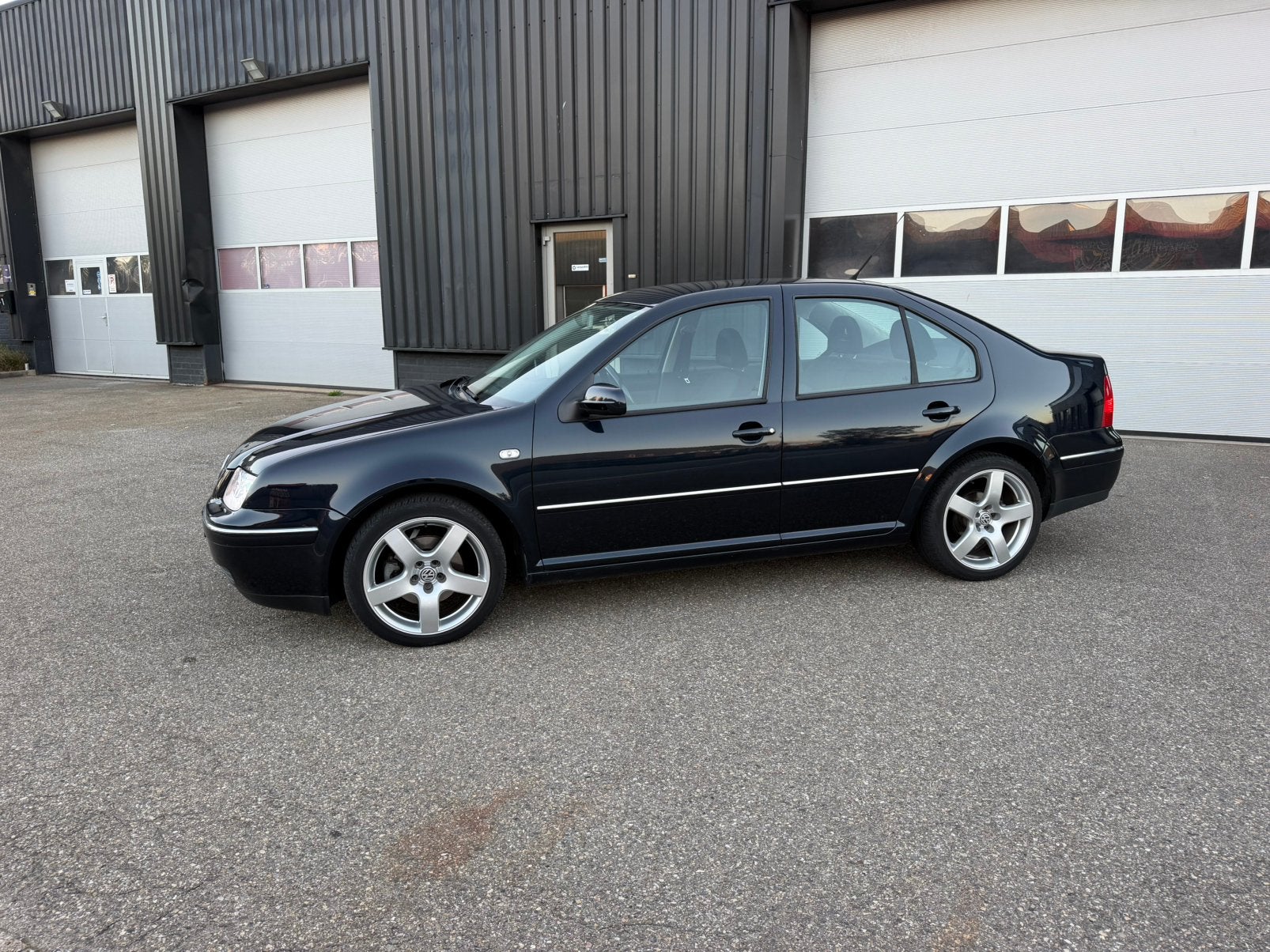 Volkswagen Bora 2.0 Highline 2004 Blauw dealer onderhouden, Auto's, Stof, 4 cilinders, 1984 cc, Blauw