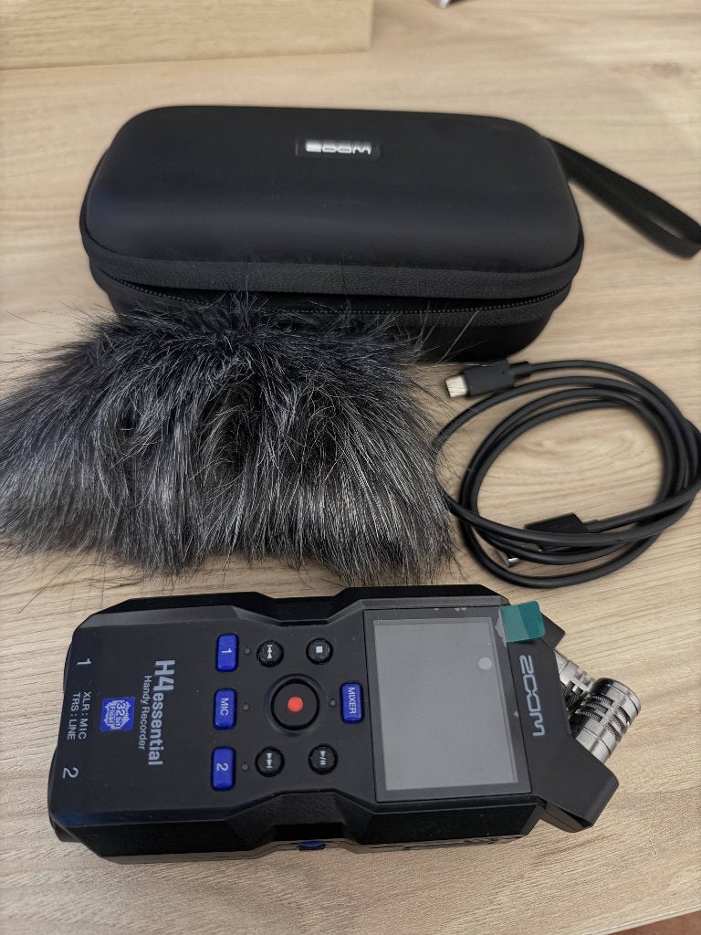 Te koop: Zoom H4essential + APH-4e Accessory Pack + kabels, Ophalen of Verzenden, Zo goed als nieuw, Audio