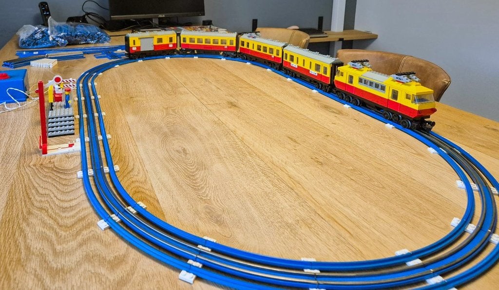 Lego Treinset met Rails en Station - Gebruikt, Kinderen en Baby's, Speelgoed | Duplo en Lego, Lego, Ophalen of Verzenden, Complete set