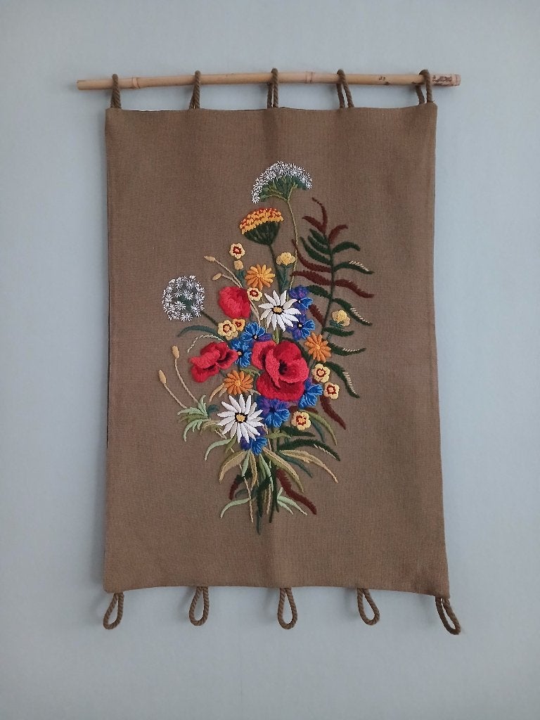 Wandkleed met geborduurd veldboeket - Vintage jaren 60-70, Gebruikt, 46 cm, Ophalen of Verzenden, 77 cm