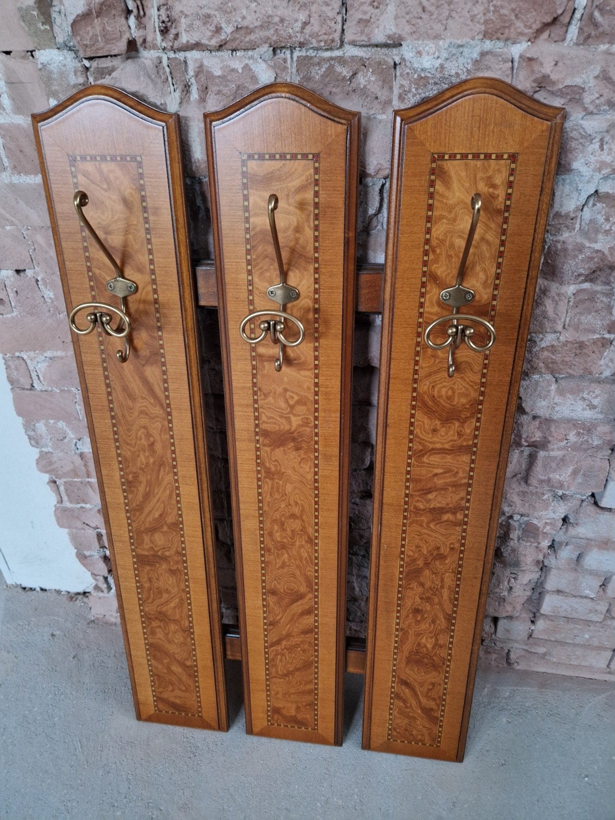 Art Deco wooden hanger, Ophalen