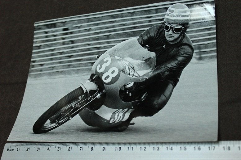 foto Kostwinder coureur motorfiets racer, Ophalen of Verzenden, Gelezen