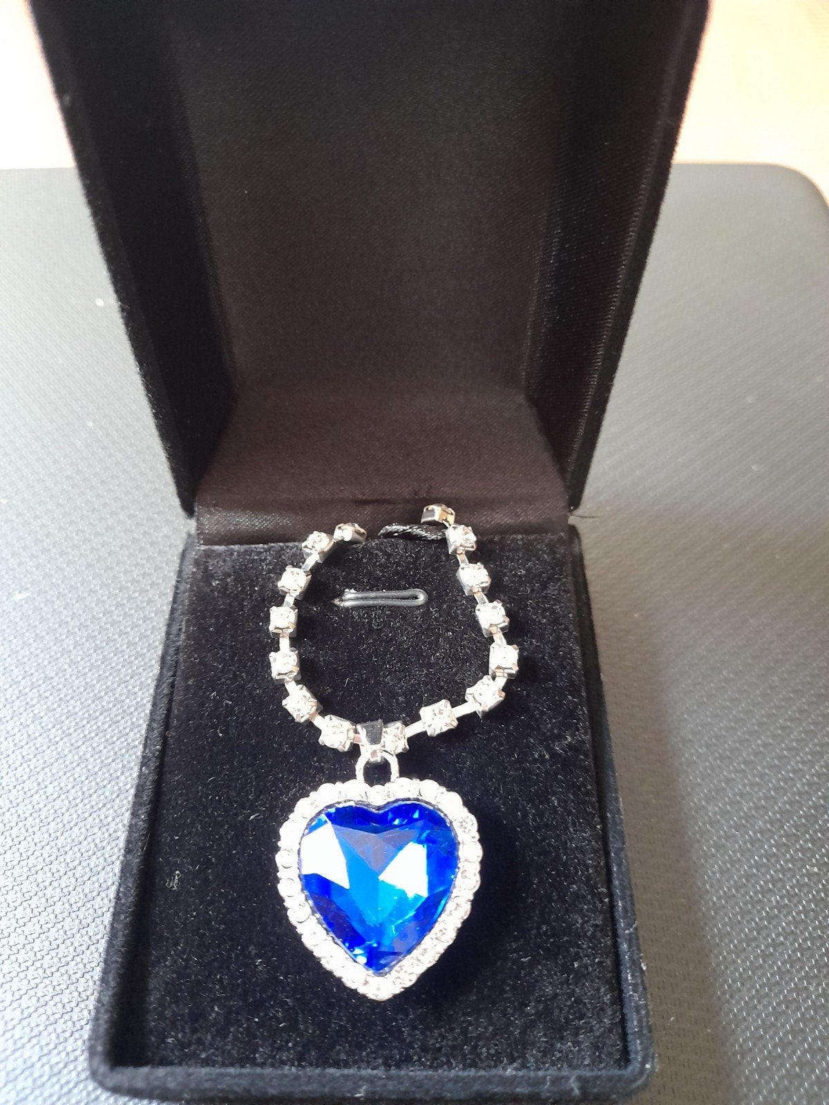 Hartvormige ketting met blauwe steen Heart of the Ocean, Sieraden, Tassen en Uiterlijk, Overige materialen, Blauw, Nieuw, Ophalen of Verzenden
