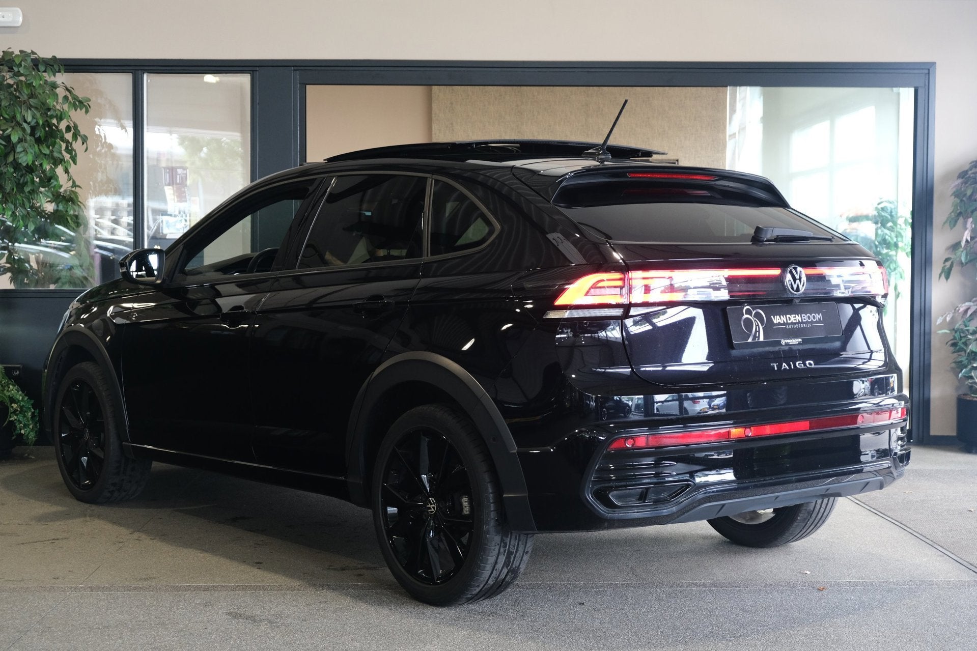Volkswagen Taigo 1.0 TSI 2x R-Line 116PK Facelift Pano Black, Auto's, Dealer onderhouden, Gebruikt, 1144 kg, Zwart