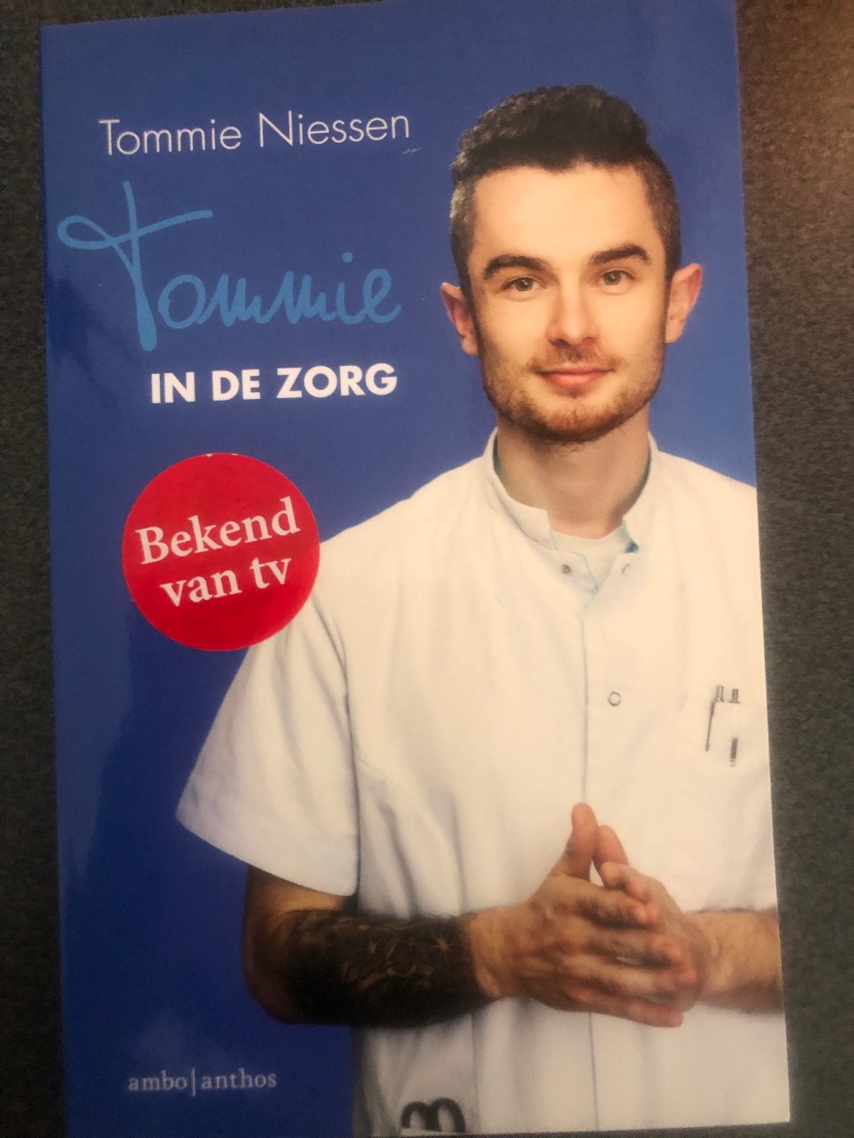 Tommie in de Zorg - Tommie Niessen (Bekend van TV), Ophalen of Verzenden, Zo goed als nieuw, Nederland