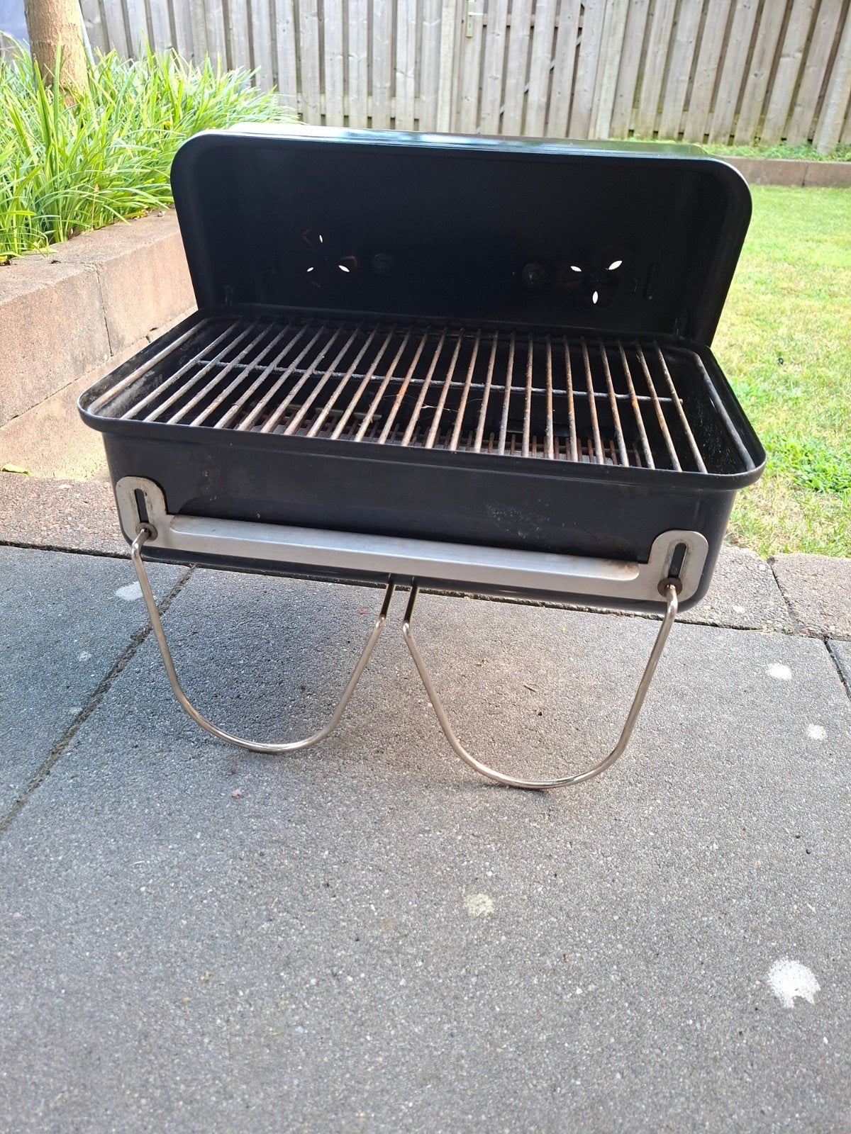 Weber Go-Anywhere Houtskoolbarbecue met draagtas, Tuin en Terras, Houtskoolbarbecues, Ophalen, Gebruikt, Weber, Met accessoires