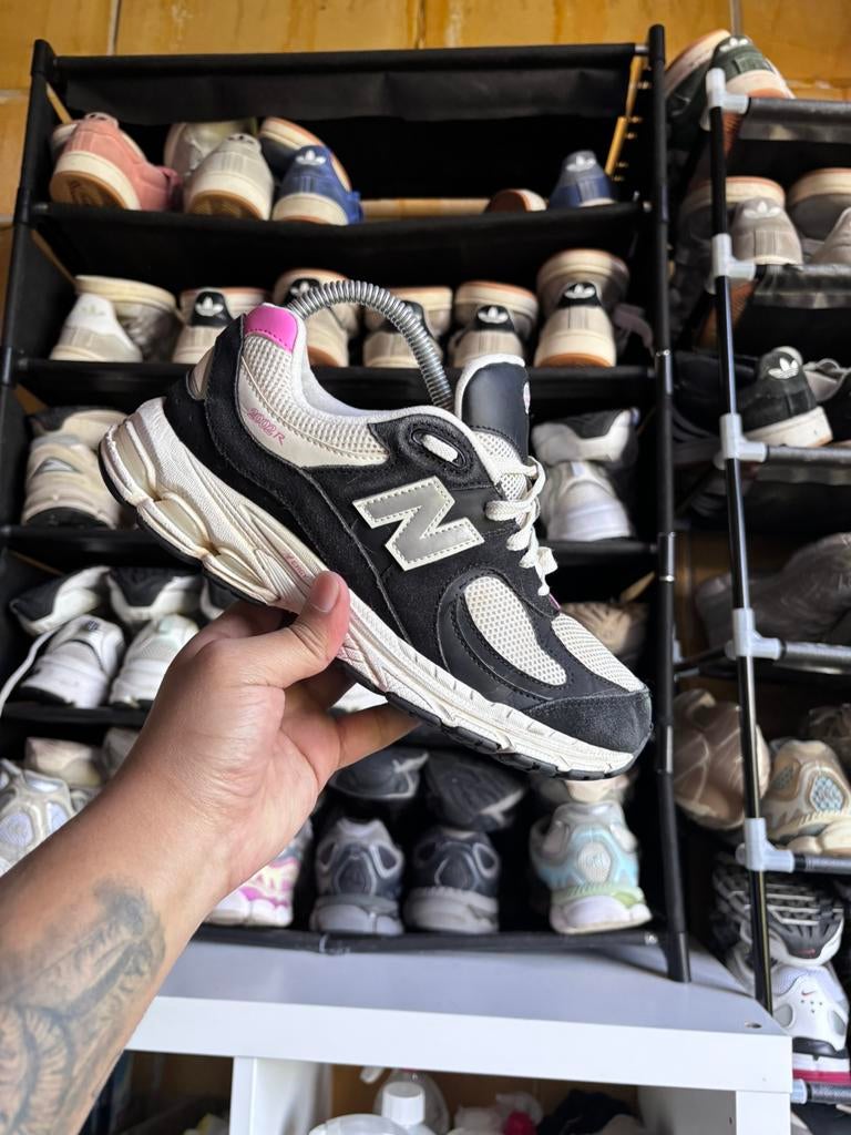 New Balance 2002R Black White Pink 38, Kleding | Dames, Schoenen, Ophalen of Verzenden, Zo goed als nieuw, Zwart, Sneakers of Gympen