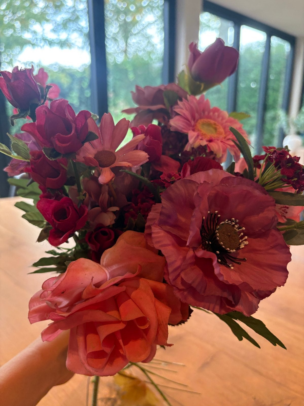 Prachtig boeket kunstbloemen in rood-roze tinten, Binnen, Textiel, Ophalen of Verzenden, Zo goed als nieuw