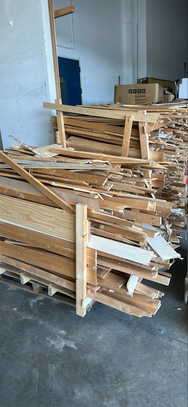 Gratis barbecuehout - ongeveer 5 pallets in Amsterdam, Tuin en Terras, Haardhout, 3 tot 6 m³, Ophalen of Verzenden, Overige houtsoorten