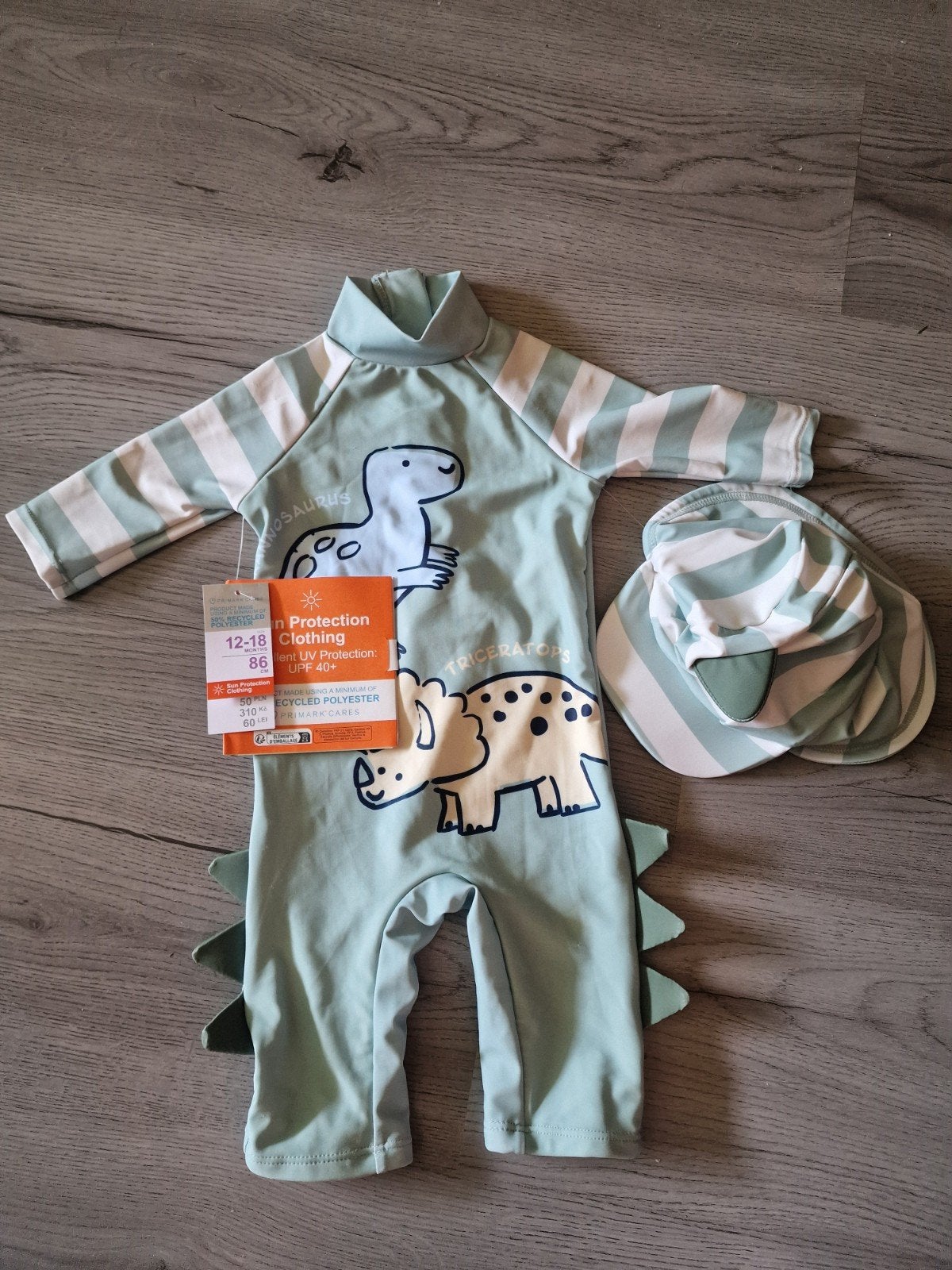 UV-pakje Dino's maat 86 met kaartje, Kinderen en Baby's, Babykleding | Baby-zwemkleding, Ophalen, UV-zwemkleding, Badpak, Nieuw