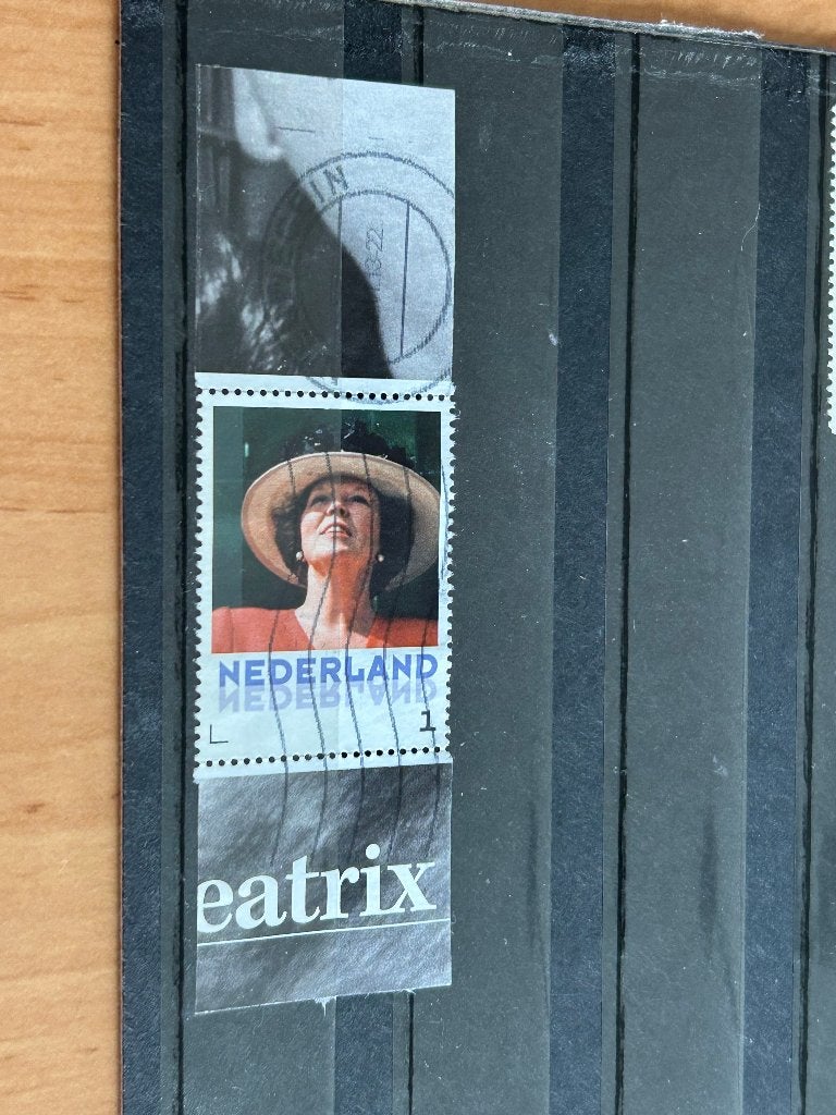 Persoonlijke zegel. Koningin Beatrix 75 jaar. Met hoed., Ophalen of Verzenden, Na 1940, Gestempeld