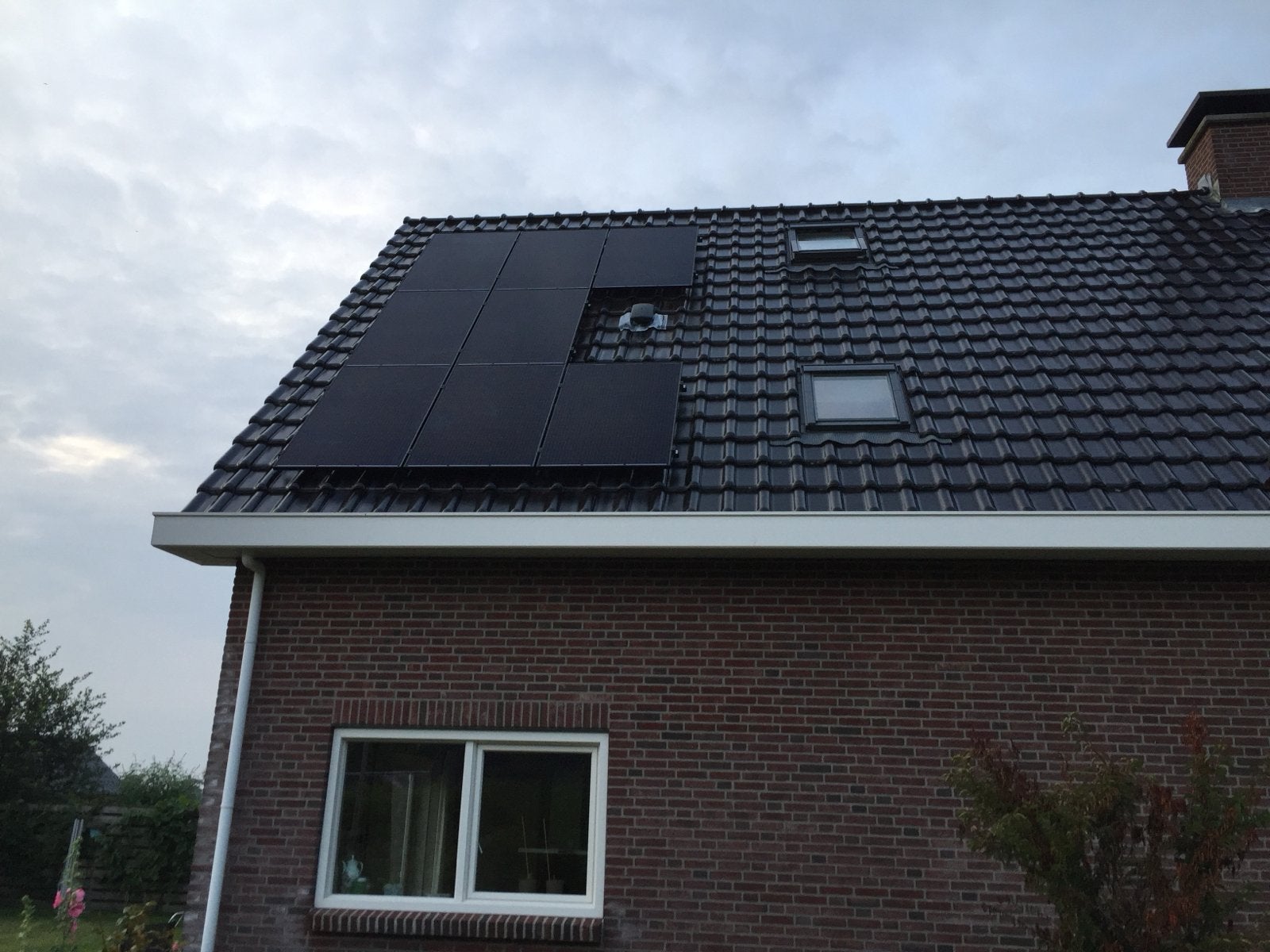 8 zonnepanelen met omvormer en montageset voor schuin dak, Ophalen, Gebruikt, Compleet systeem, 200 wattpiek of meer