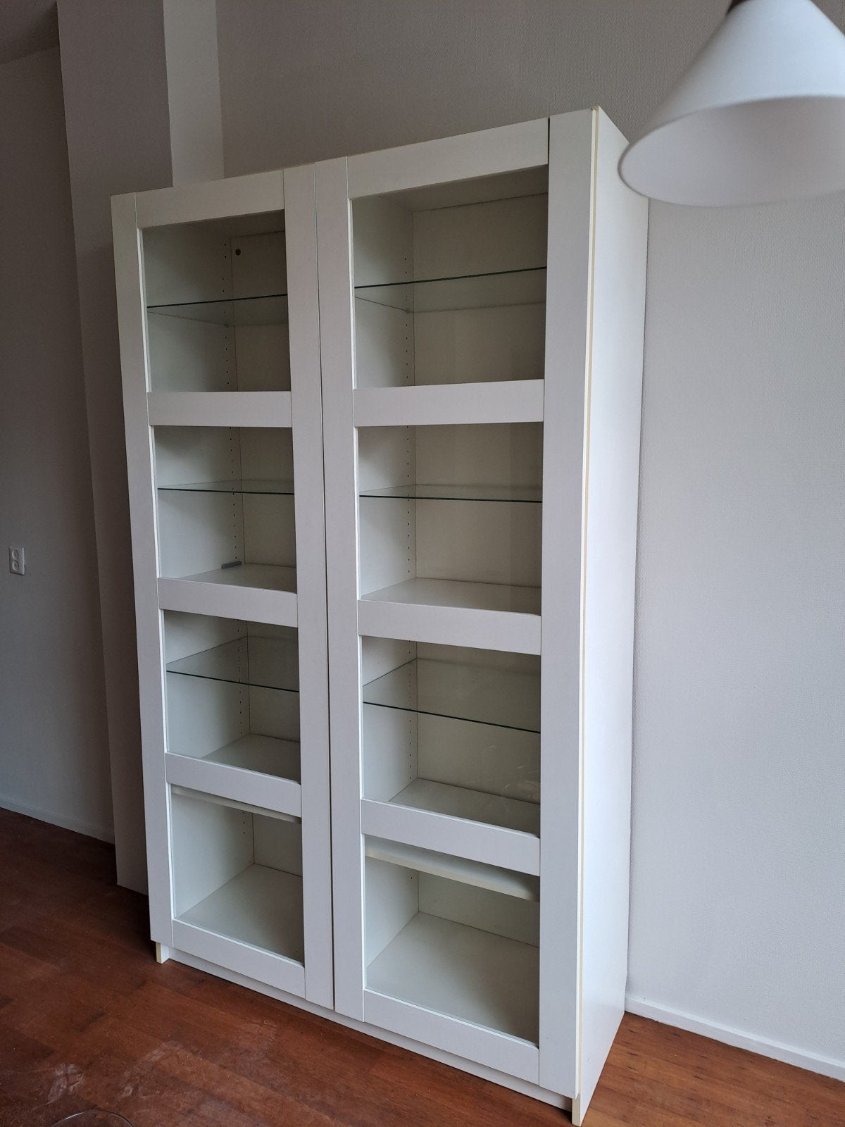 Gratis Witte vitrinekast (ikea) met glazen deuren en planken, Huis en Inrichting, Ophalen, 100 tot 150 cm, Modern, 25 tot 50 cm