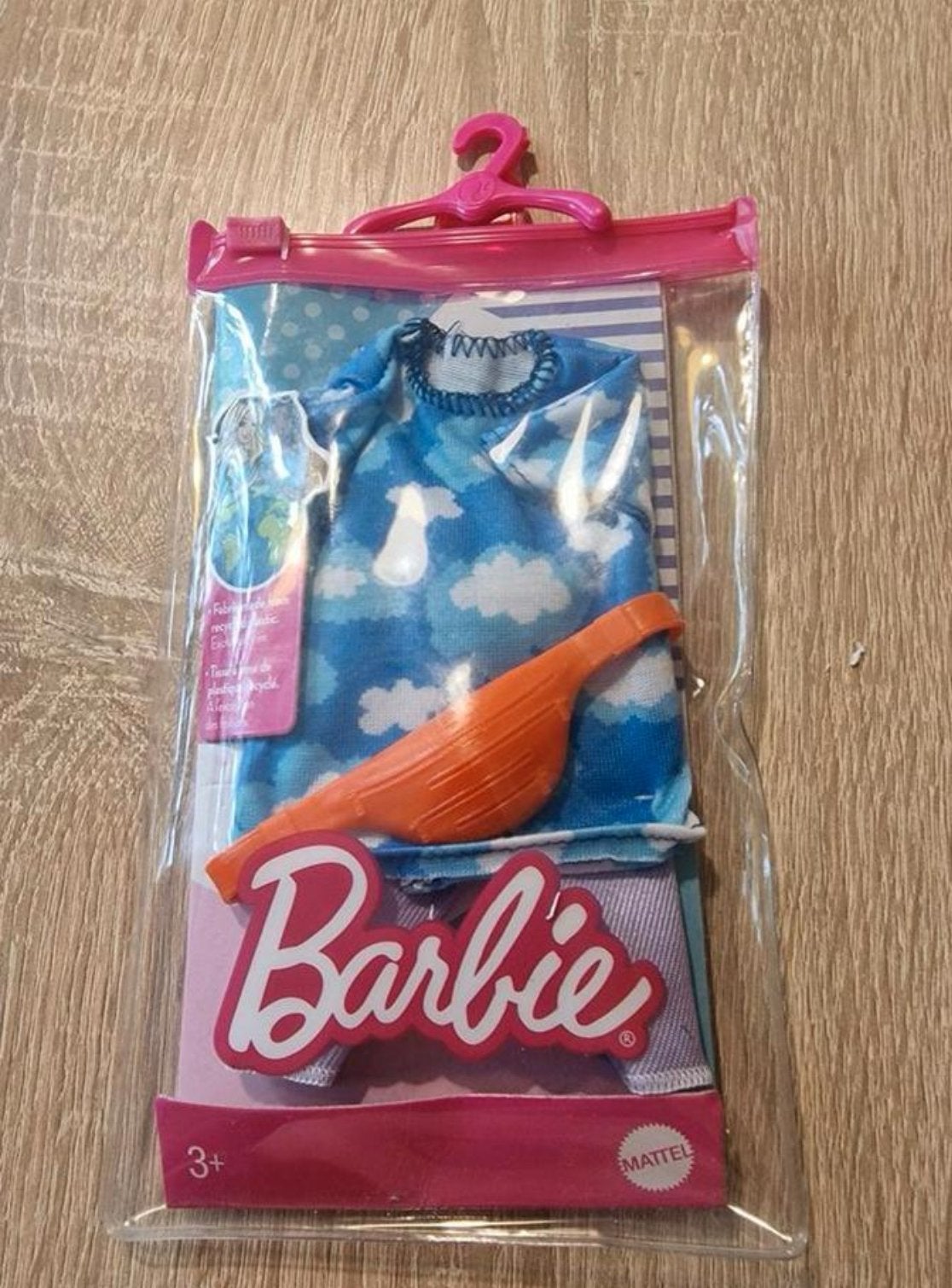 Barbie kledingsetje met wolkjesprint en oranje tasje, Ophalen of Verzenden, Nieuw, Barbie