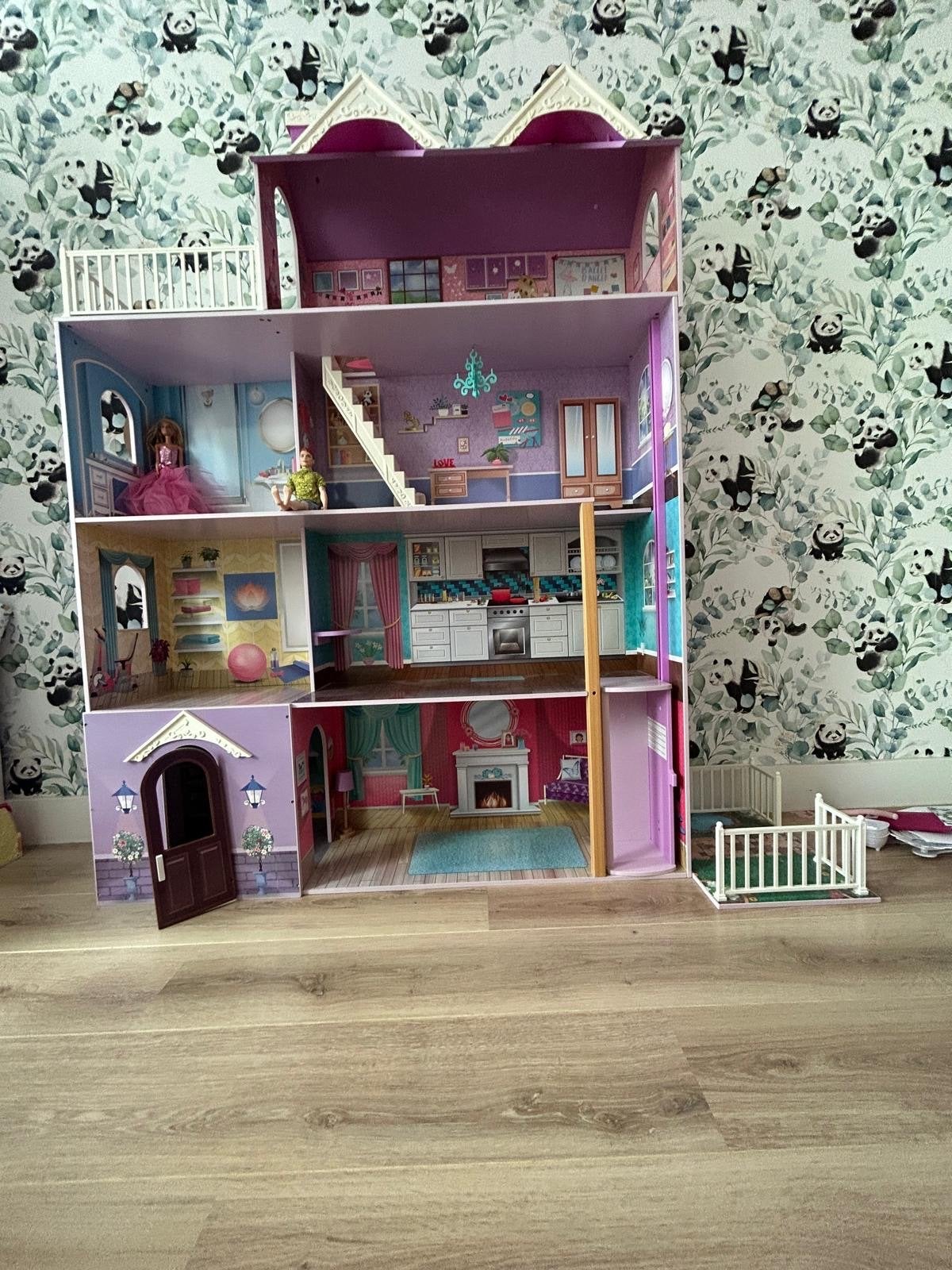 Foto 5 van Groot poppenhuis met veel accessoires en poppen