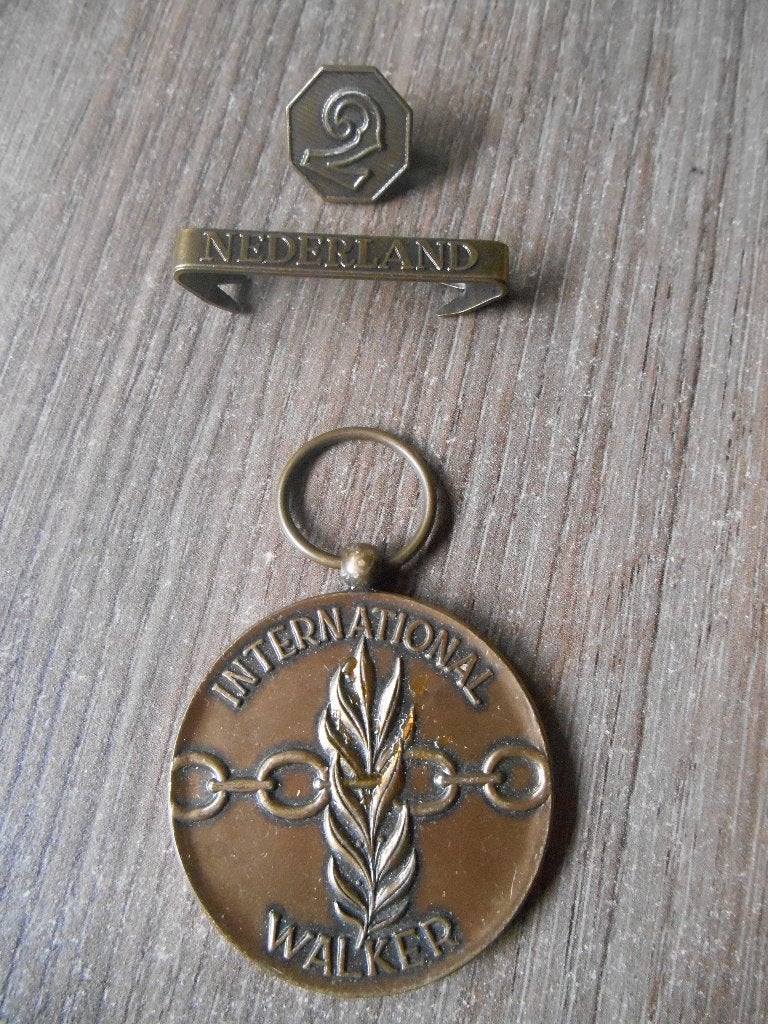 IML medaille met gesp Nederland en cijfer 2 (zonder lint), Ophalen of Verzenden, Overige materialen, Nederland