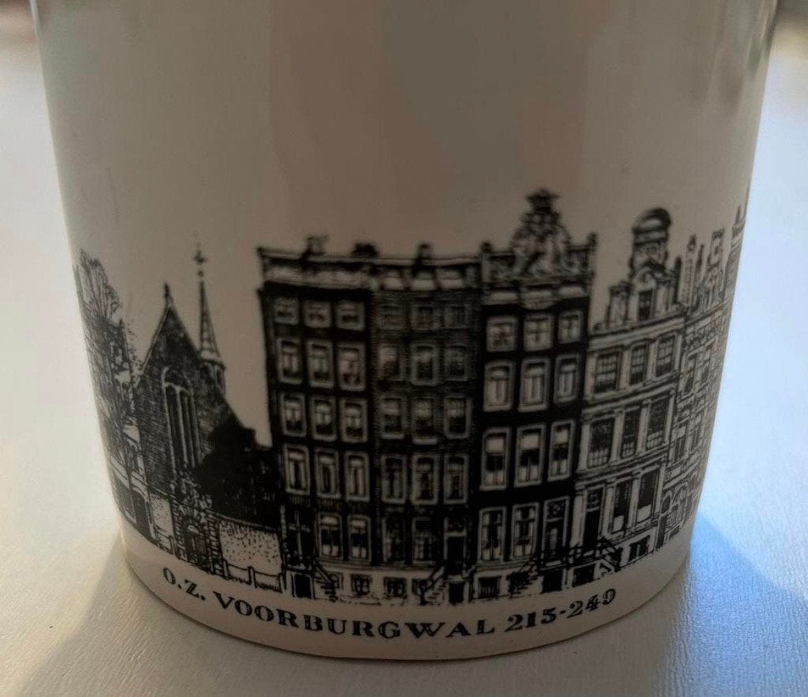 Mok met Amsterdamse grachtenpandjes O.Z. Voorburgwal 213-249, Antiek en Kunst, Ophalen of Verzenden
